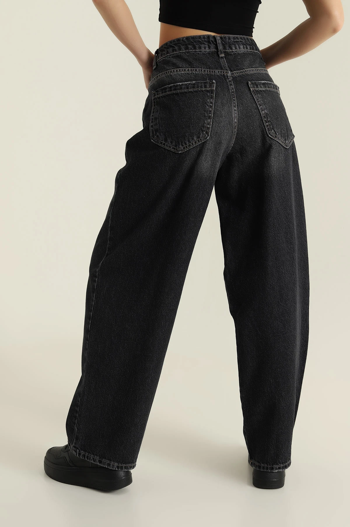 Koyu Füme Paça Çift Pensli Boyfriend Kot Pantolon 424155