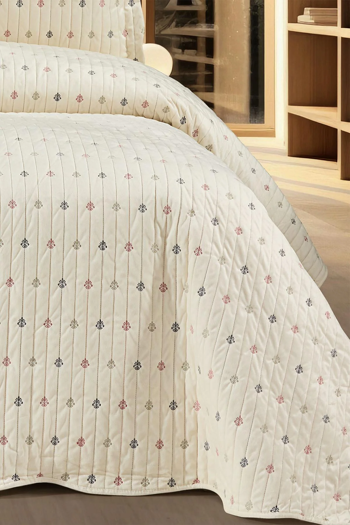 Krem 250x260 Cm Liora Kadife Nakışlı Çift Kişilik Yatak Örtüsü 474560