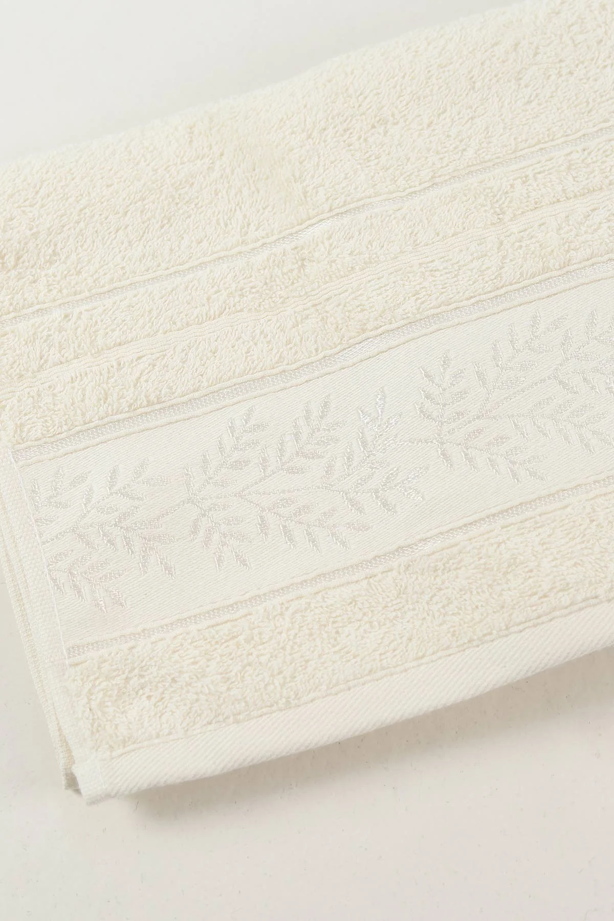 Krem 50x90 Cm Jakarlı Desenli Bahar Havlu 460451
