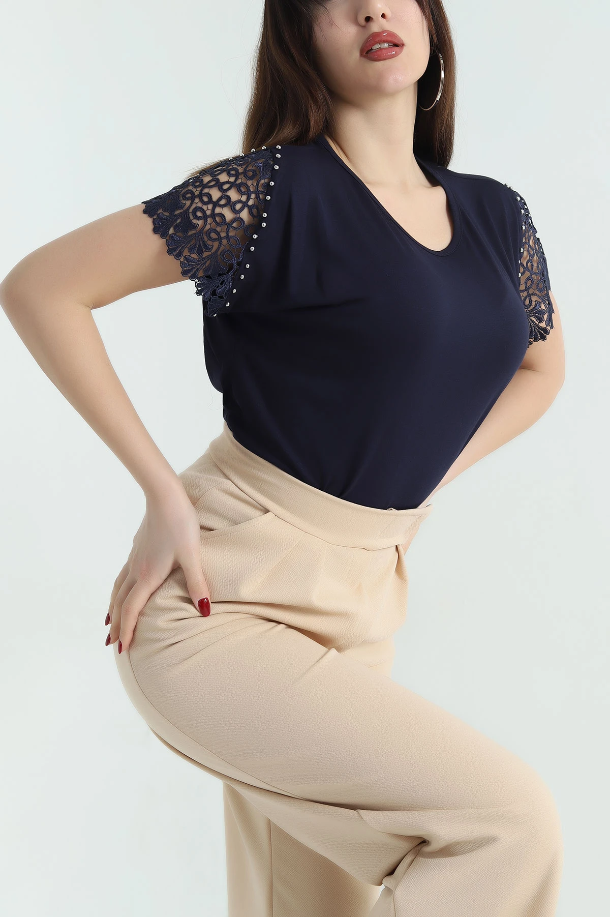 Lacivert Dantelli İncili Kol Viskon Bluz 336417