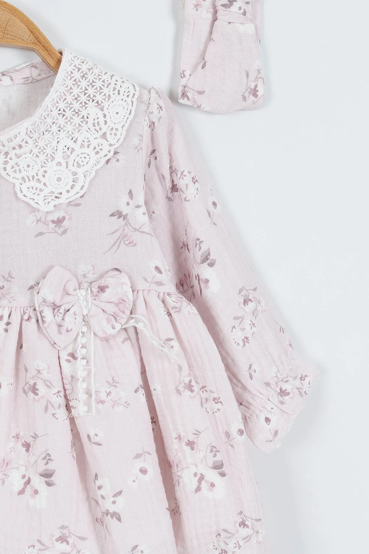 Lila (6-24 Ay)Çiçek Desenli Dantel Yaka Bandanalı Müslin Kız Bebek Elbise 340689
