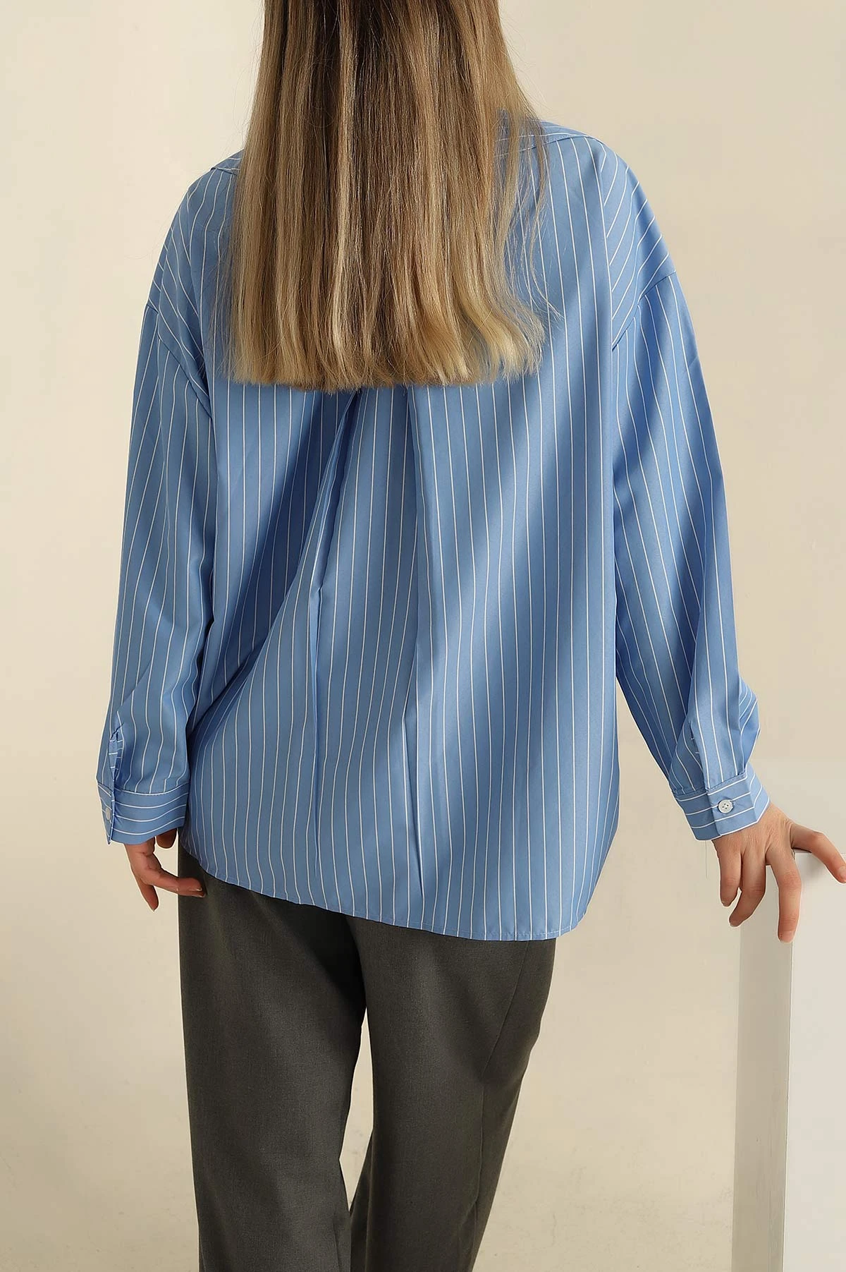Mavi Oversize Çizgili Cepli Bayan Gömlek 257885