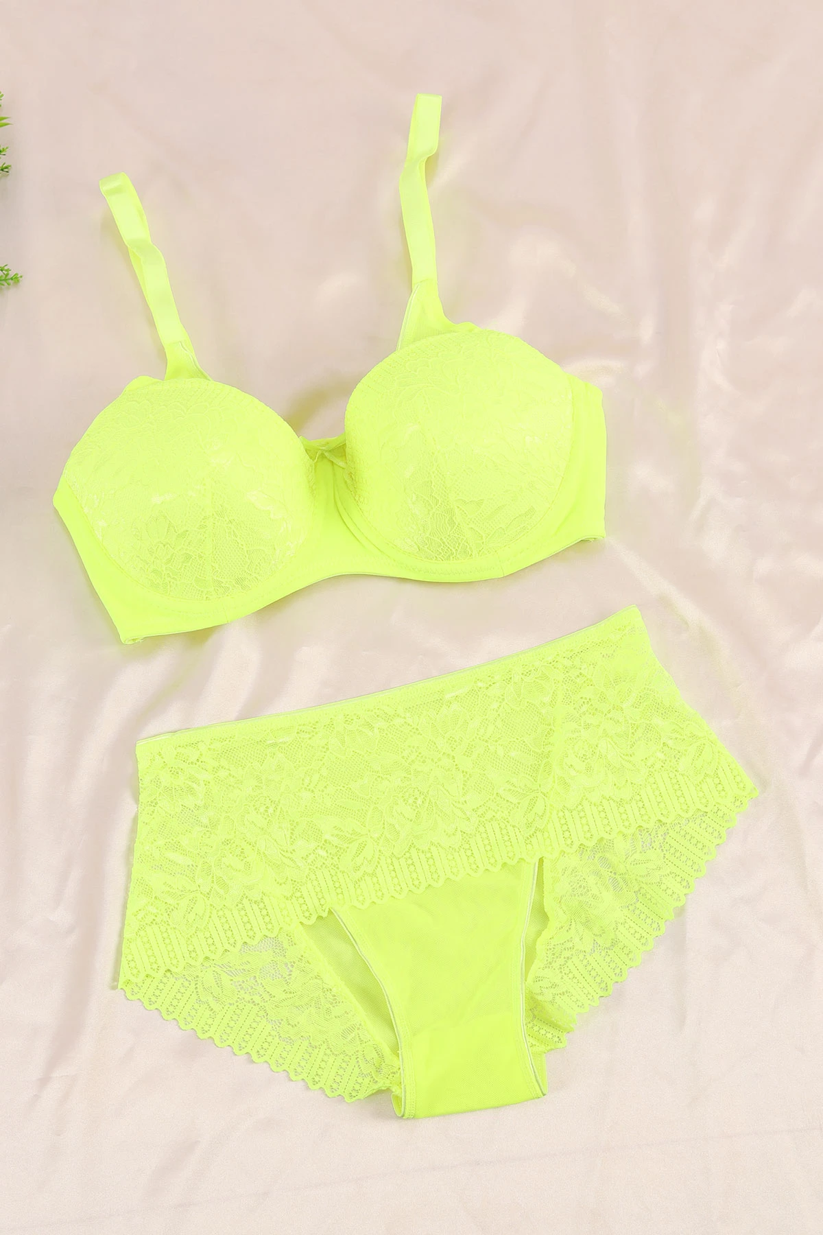Neon Sarı Dantel İslemeli Desteksiz C Cup Sütyen Takım 365965