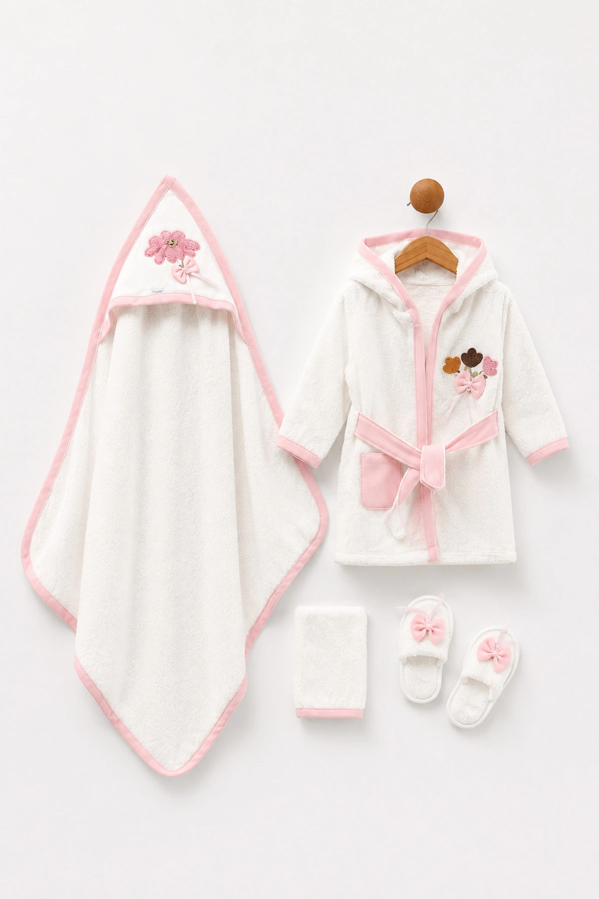 Pembe (0-6 Ay) 4 Parça Süzene Çiçek Nakışlı Kız Bebek Kutulu Bornoz Seti 476654