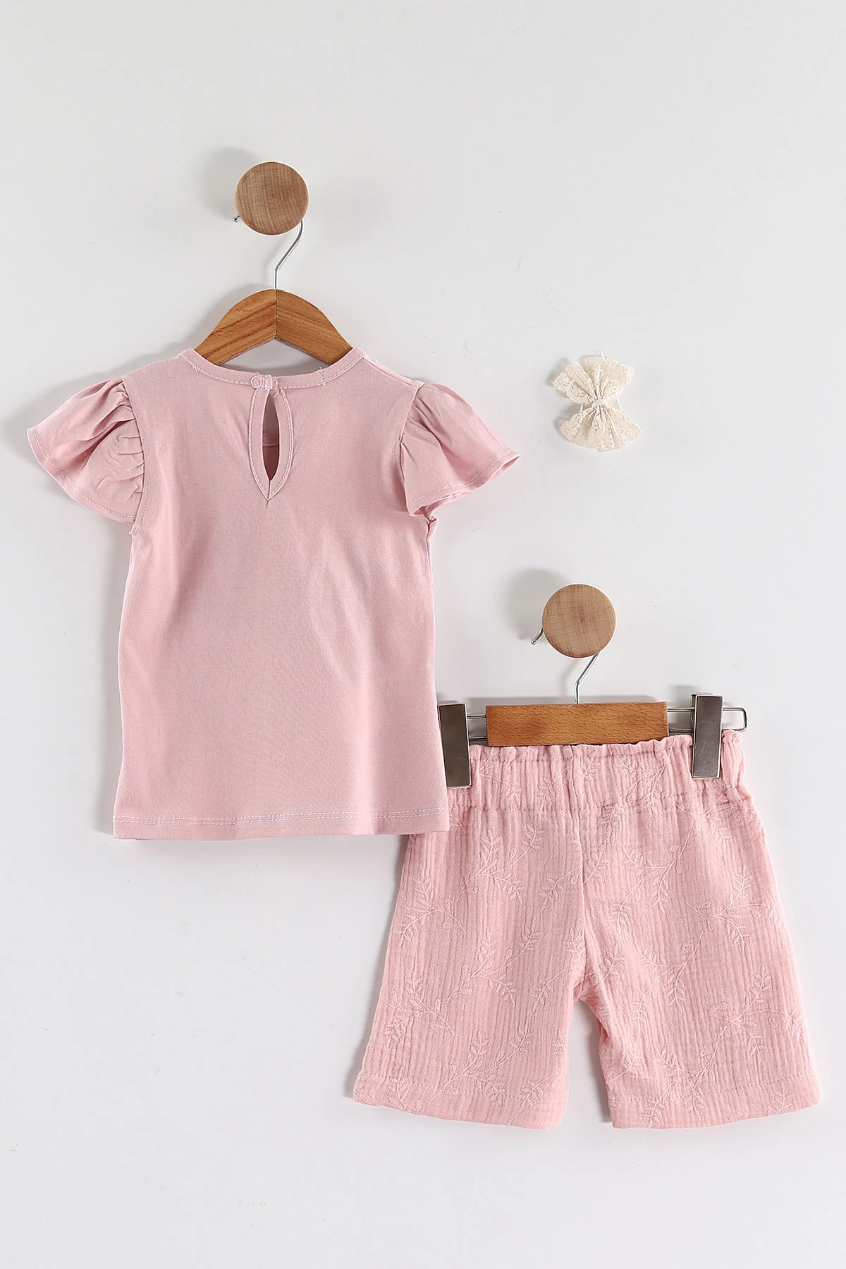Pembe (1-5 Yaş) Çiçek Nakışlı Tişörtlü Müslin  Şortlu Toka Aksesuarlı Kız Çocuk Yazlık Takım 435021