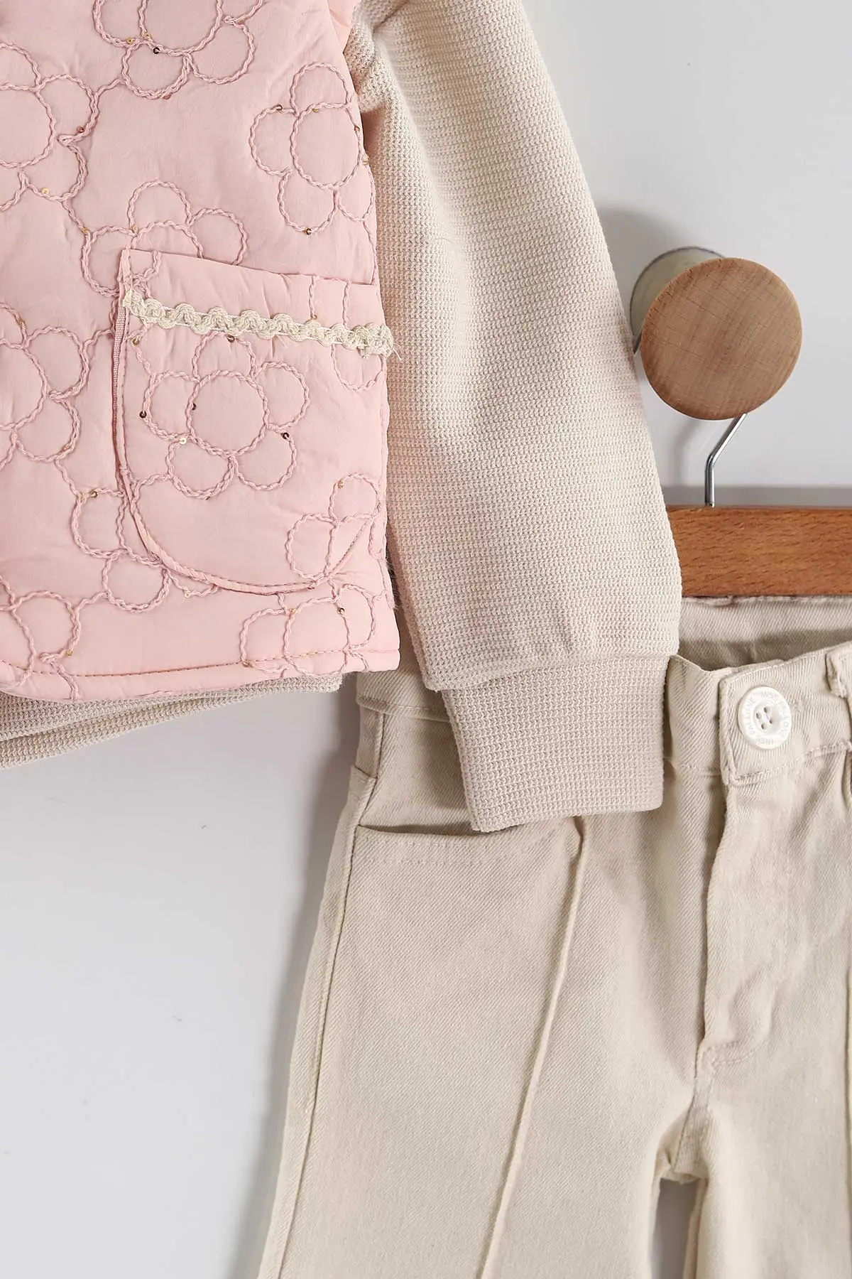 Pembe (1-5 Yaş) Kapitone Çiçek Nakışlı Yelekli    Gabardin Pantolonlu  Kız Çocuk 3'lü Takım 443844