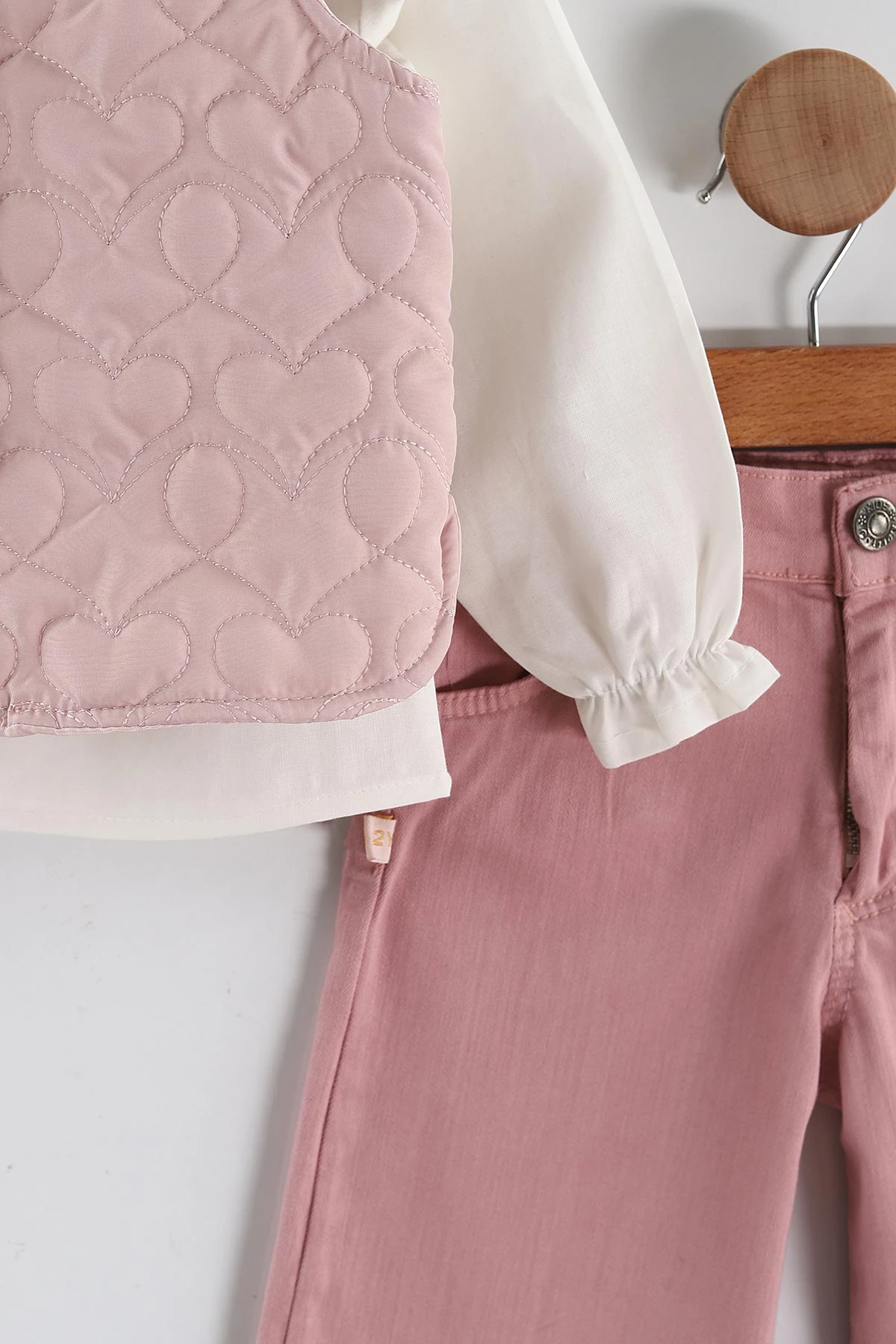 Pembe (1-5 Yaş) Yakası Kalp Nakışlı Müslin Gömlekli Kapitone Yelekli Kız Çocuk 3'lü Takım 444108