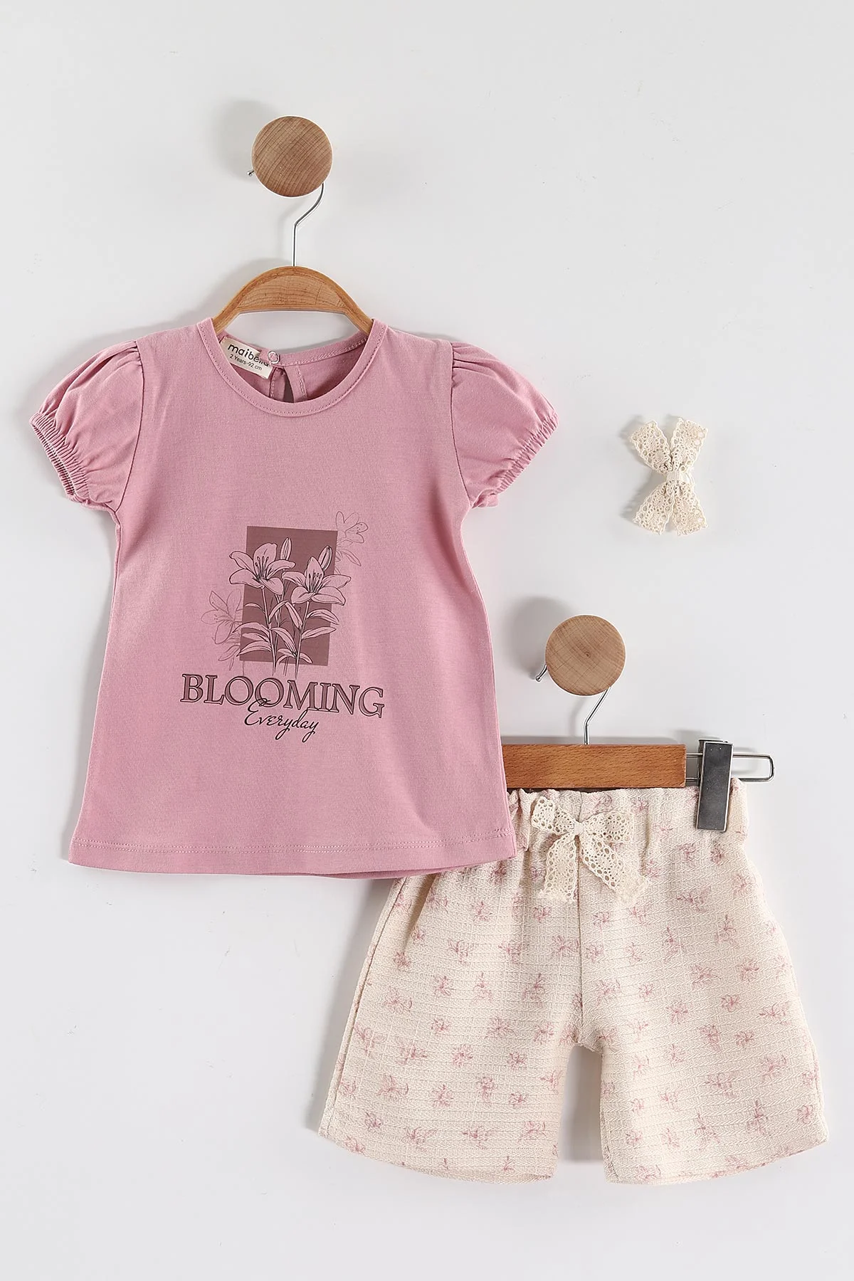 Pembe (1-5 Yaş)Blooming  Baskılı  Tişörtlü   Toka Aksesuarlı  Şortlu Kız Çocuk Yazlık Takım 439534