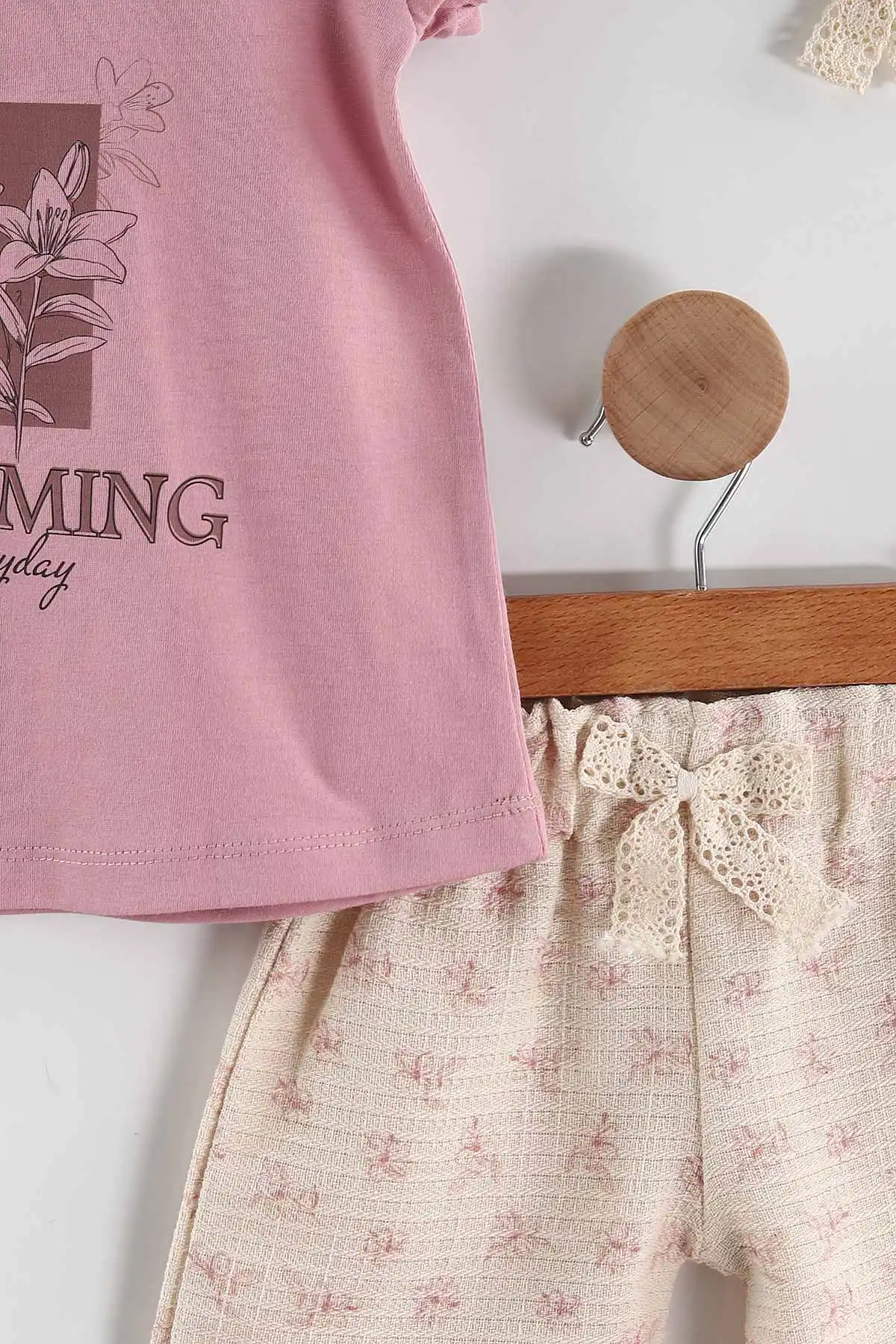 Pembe (1-5 Yaş)Blooming  Baskılı  Tişörtlü   Toka Aksesuarlı  Şortlu Kız Çocuk Yazlık Takım 439534