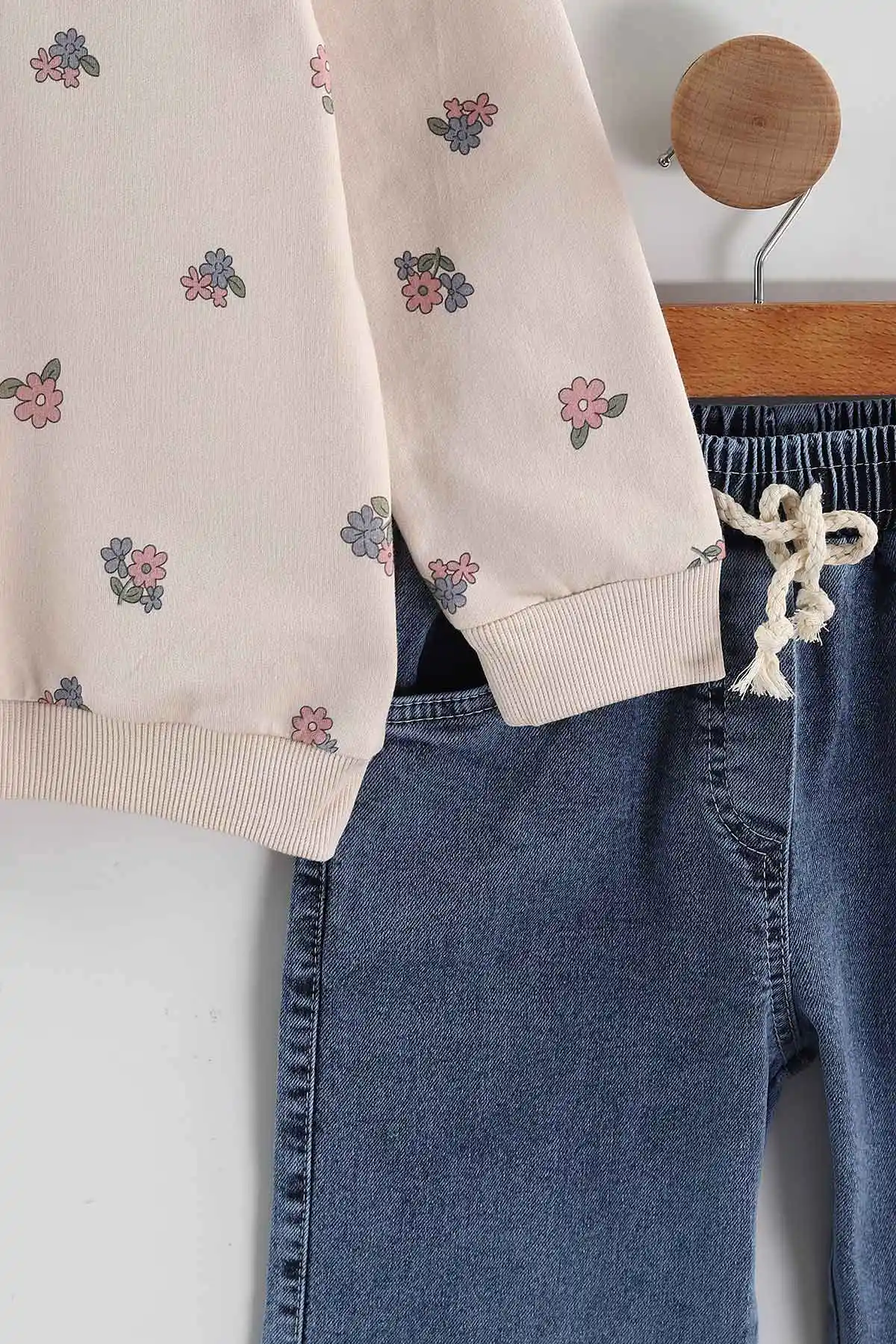 Pembe (1-9 Yaş ) Güpür Yaka Sweatli Kot Pantolonlu Kız Çocuk 2'li Takım 440121