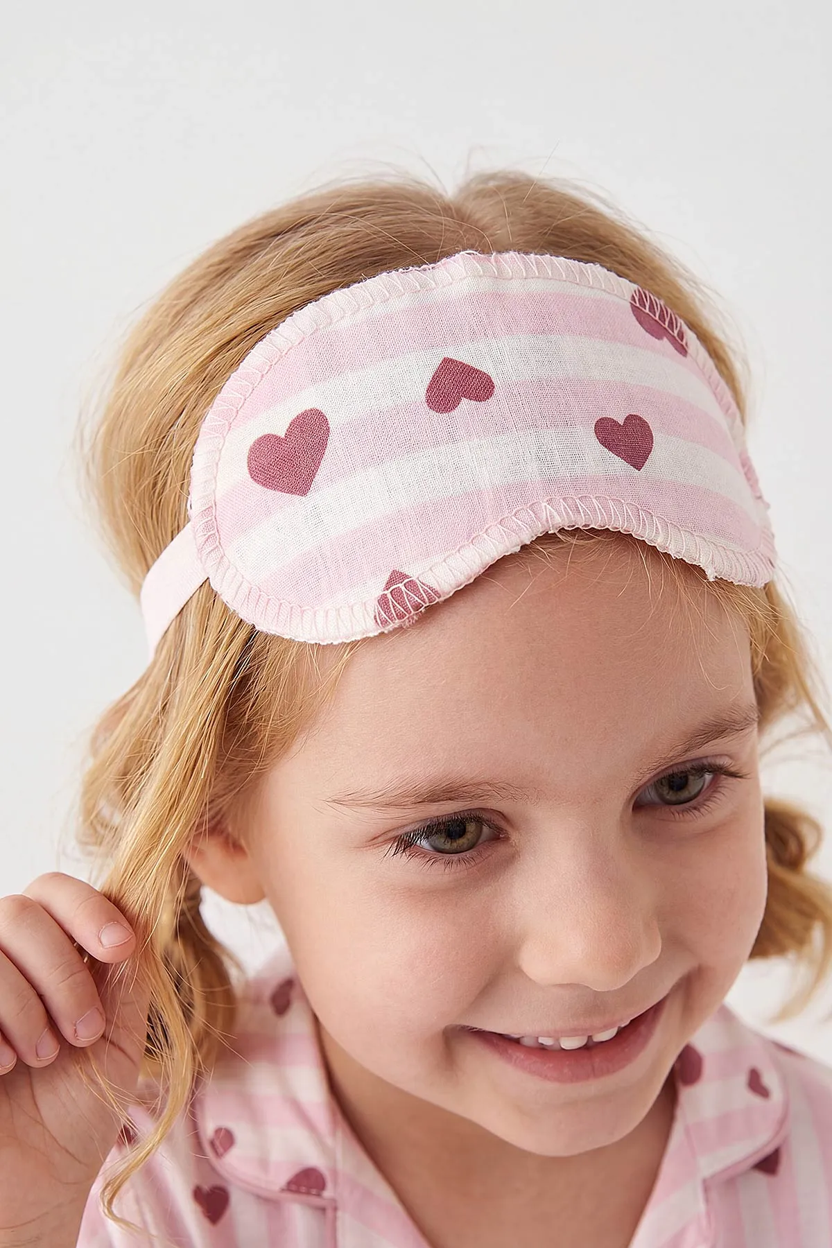 Pembe (4-12 Yaş) Kalp Baskılı Kısa Kol Ön Düğmeli Göz Bandı Detaylı Kız Çocuk Pijama Takım 453261