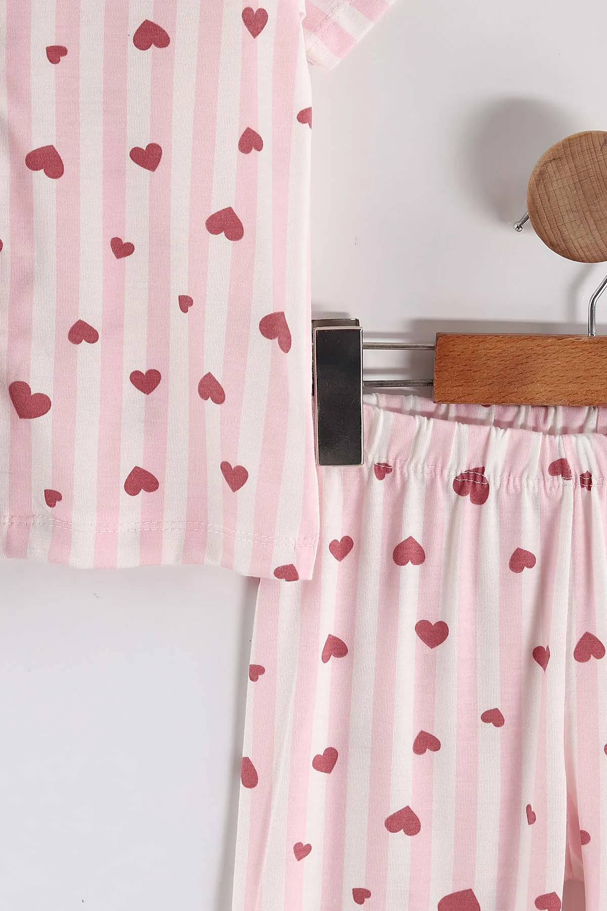 Pembe (4-12 Yaş) Kalp Baskılı Kısa Kol Ön Düğmeli Göz Bandı Detaylı Kız Çocuk Pijama Takım 453261