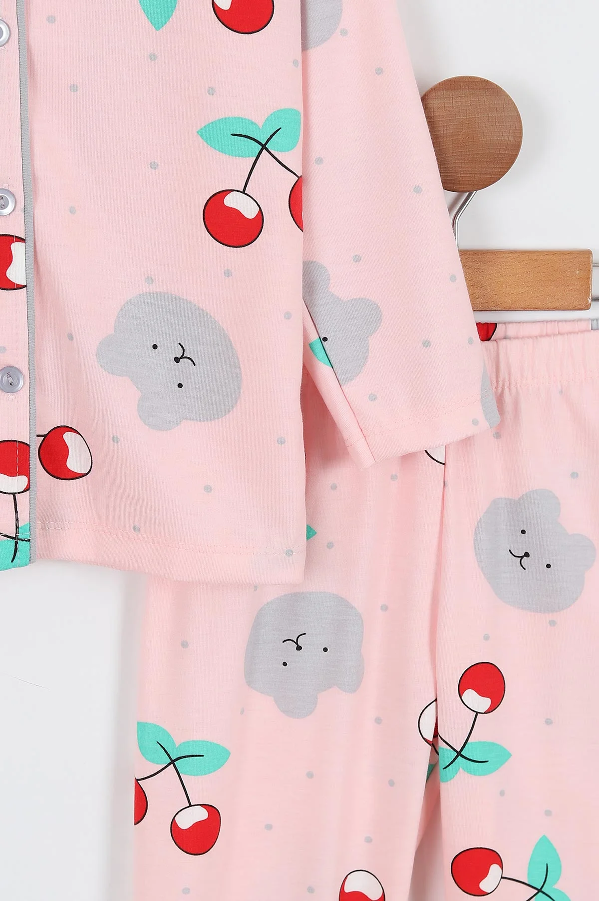 Pembe (4-12 Yaş) Kiraz Baskılı Ön Düğmeli Göz Bandı Detaylı Kız Çocuk Pijama Takım 337935