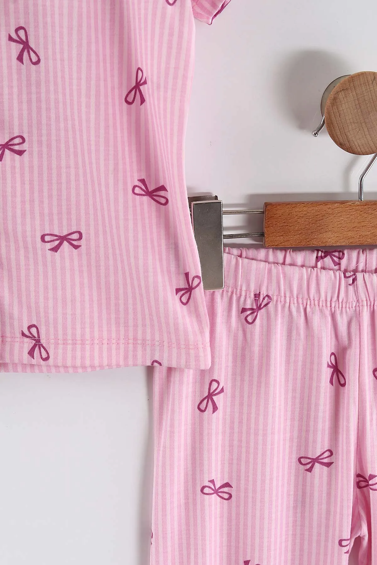 Pembe (4-12 Yaş)Fiyonk  Baskılı Kısa Kol Ön Düğmeli Göz Bandı Detaylı Kız Çocuk Pijama Takım 453258