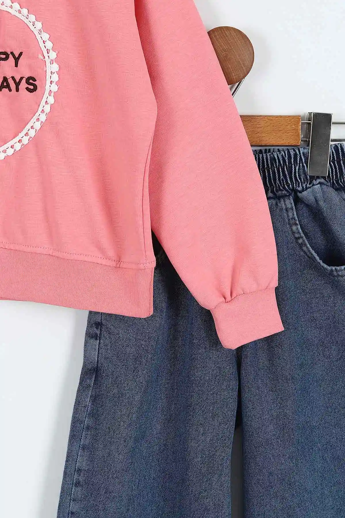 Pembe (5-10 Yaş)Happy Holidays Nakışlı Sweatli Bol Paça Kot Pantolonlu Kız Çocuk 2'li Takım 416188