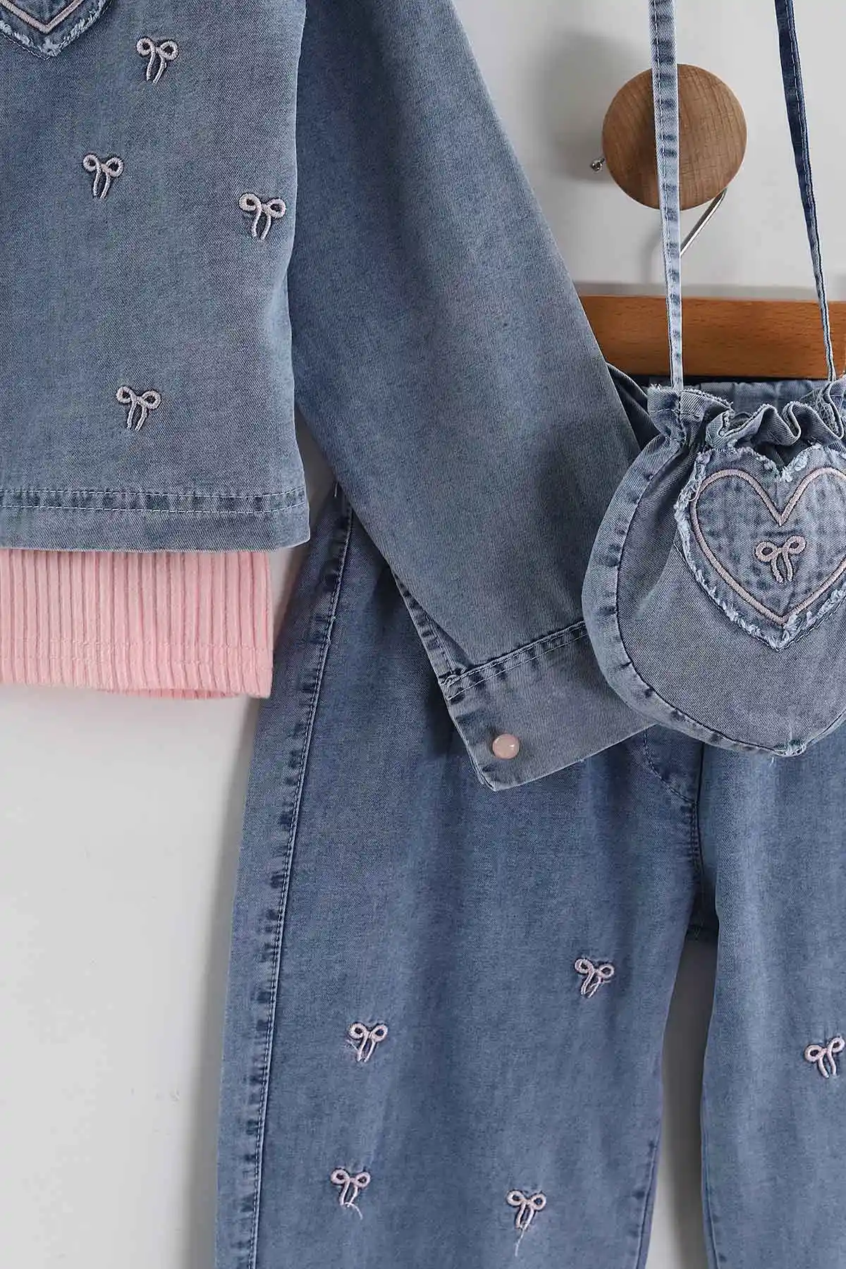 Pembe (6-9 Yaş) Nakışlı Kısa Kol Tişörtlü Kot Pantolon ve Ceketli Çantalı Kız Çocuk Takım 435389