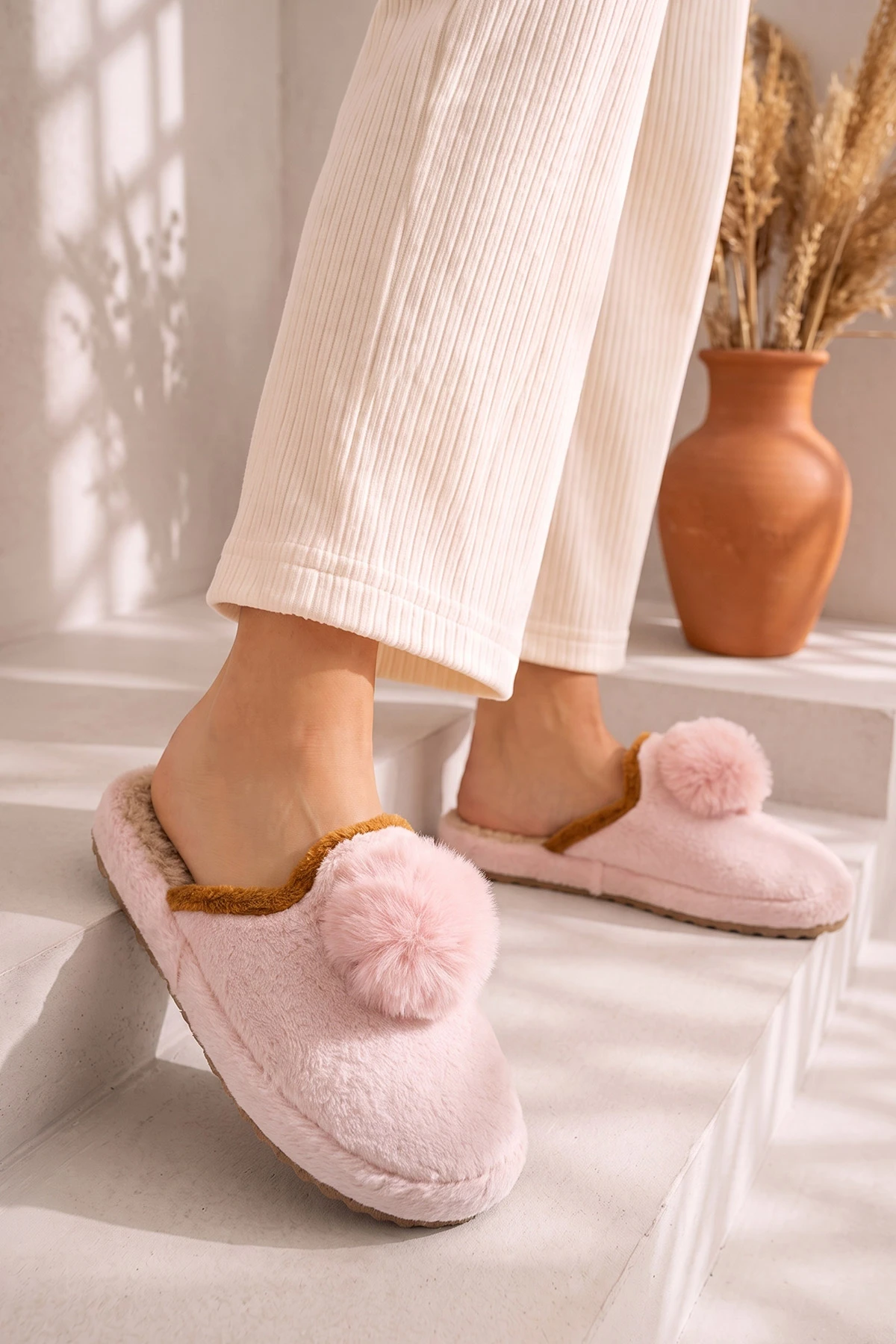 Pembe Peluş Önü Kapalı Ponpon Detaylı Kadın Ev Terliği 488346