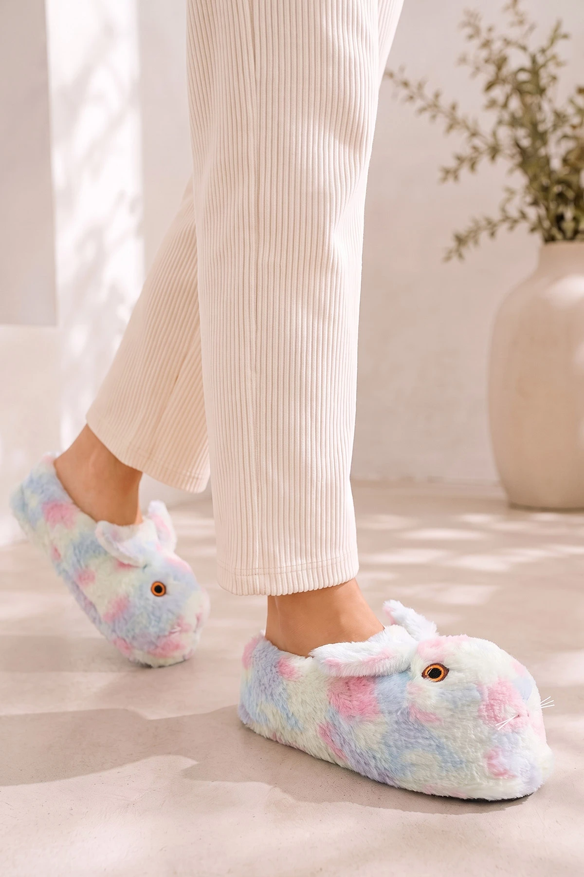 Renkli Tavşan Figürlü Peluş  Kadın Panduf 490421