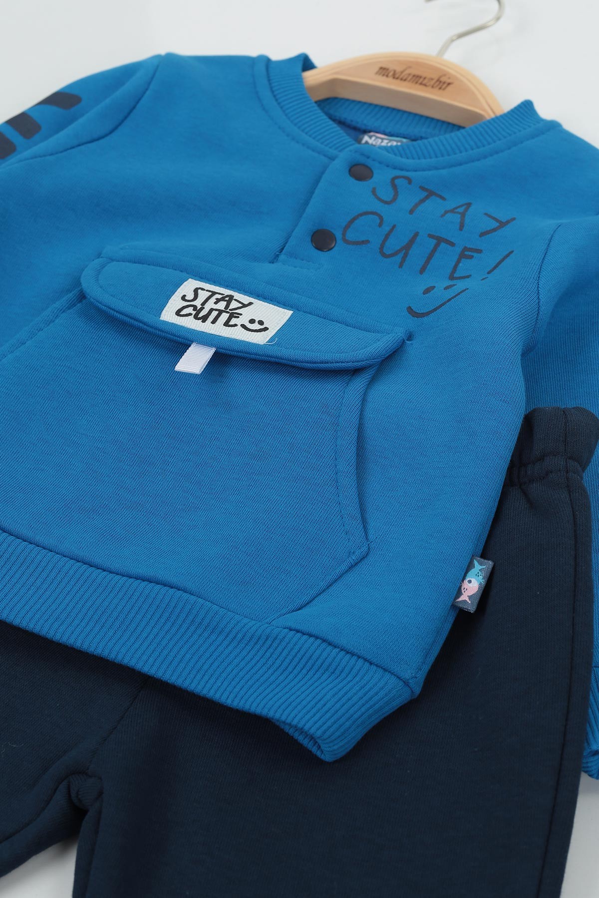 Saks Mavisi (9-24 Ay) Stay Cute Baskılı Kapak Cepli Üç İp Şardonlu Erkek Çocuk Takım 136799