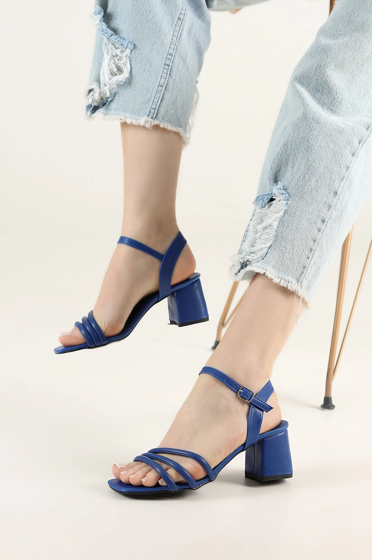 Saks Mavisi Çapraz Bantlı Topuklu Sandalet 249607