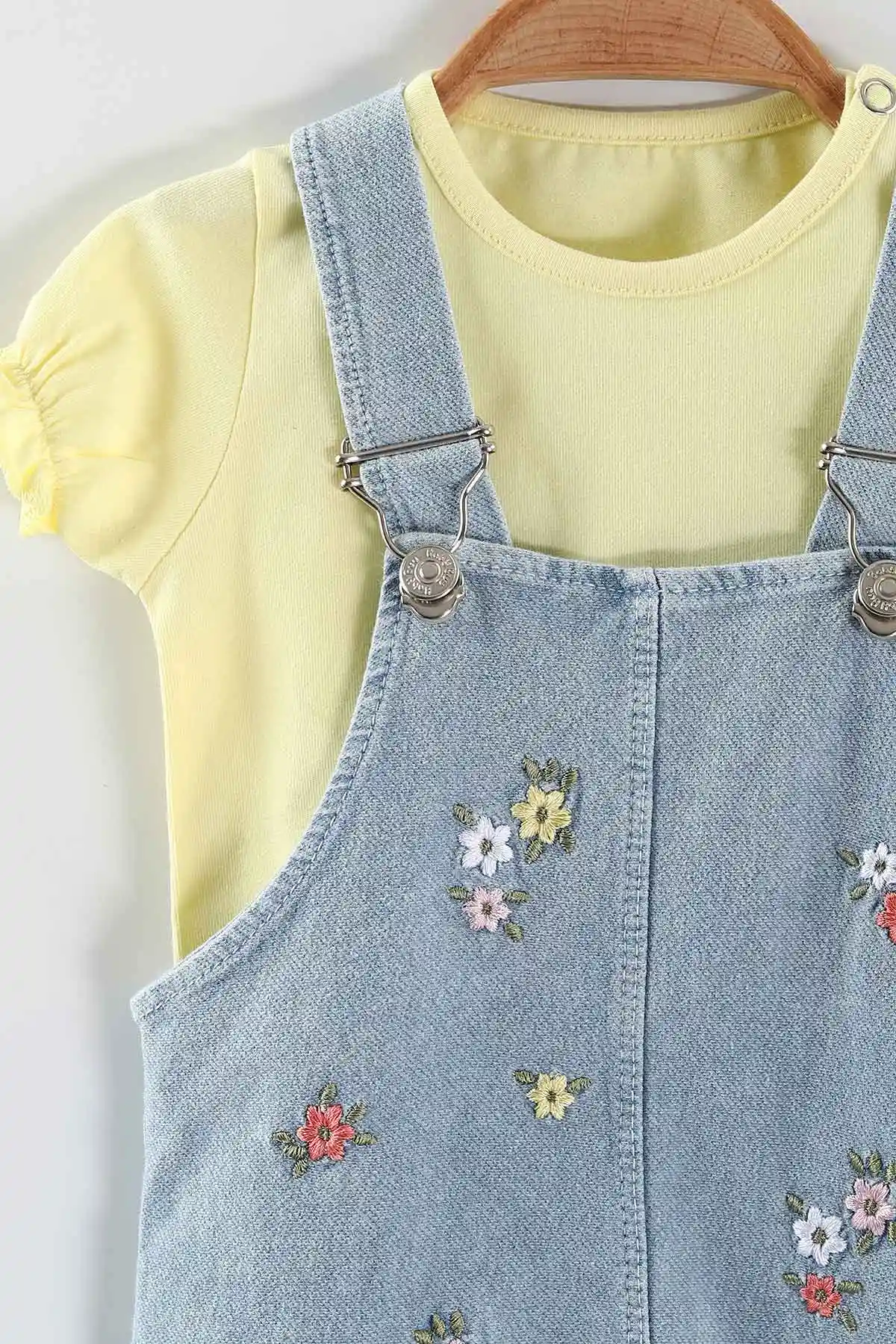 Sarı (6-24 Ay) Çiçek Nakışlı Ayarlanabilir Askılı Tişörtlü Kız Bebek Kot Tulum 445415