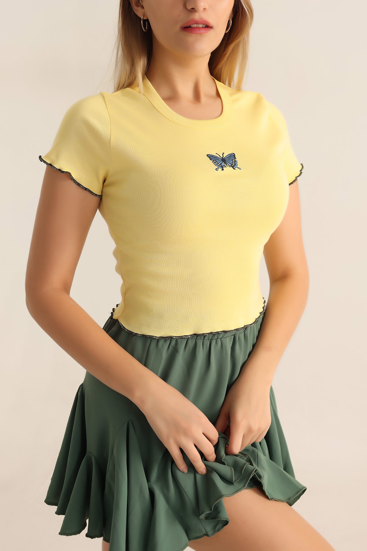 Sarı Nakışlı lİkralı Bayan Tişört 187524