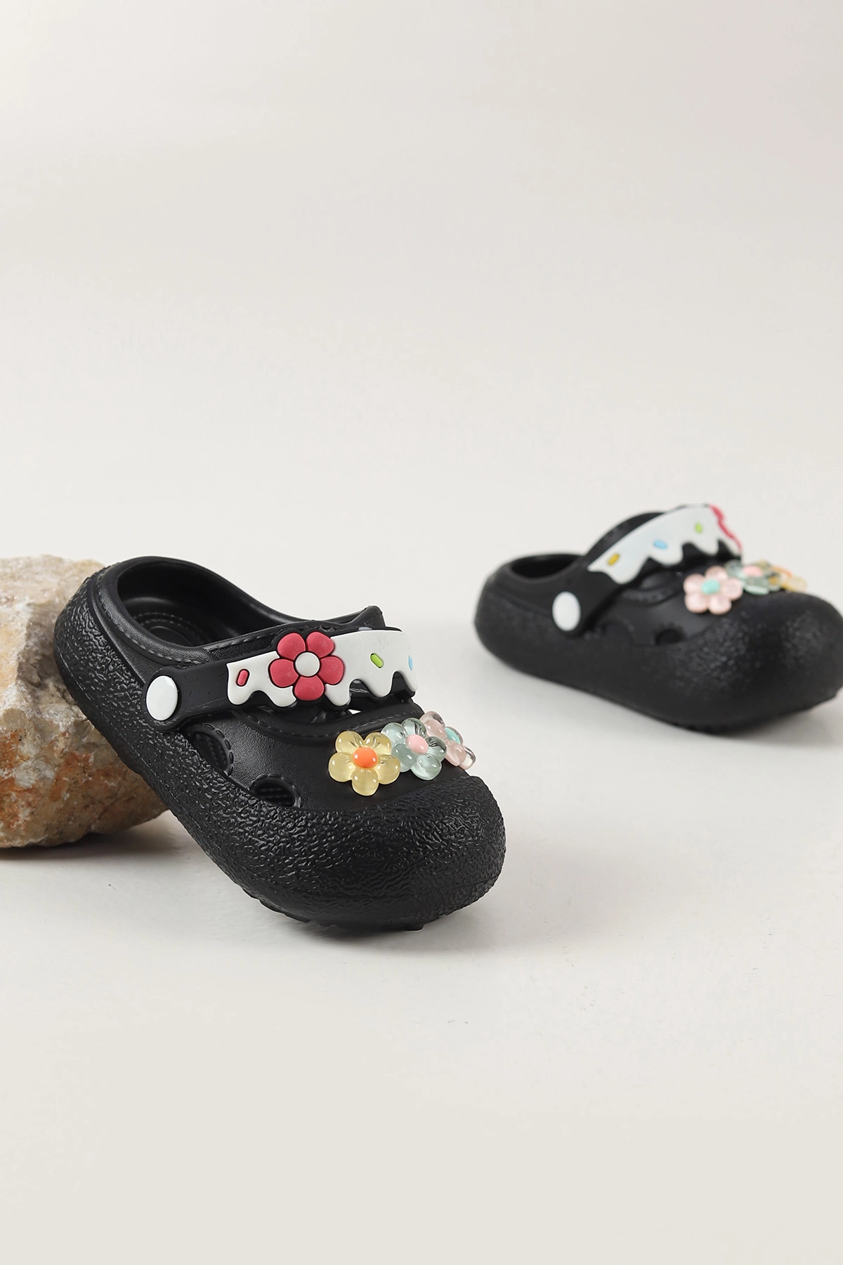 Siyah ( 24 - 29 ) Figürlü Toka Detaylı Kız Çocuk Sandalet 462471