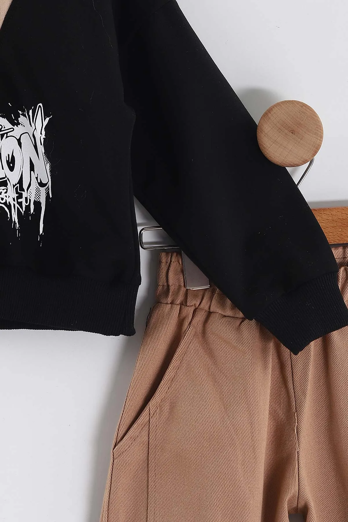 Siyah (3-10 Yaş)Baskılı Yakası Fermuarlı Sweatli Gabardin Pantolonlu Erkek Çocuk Takım 443379