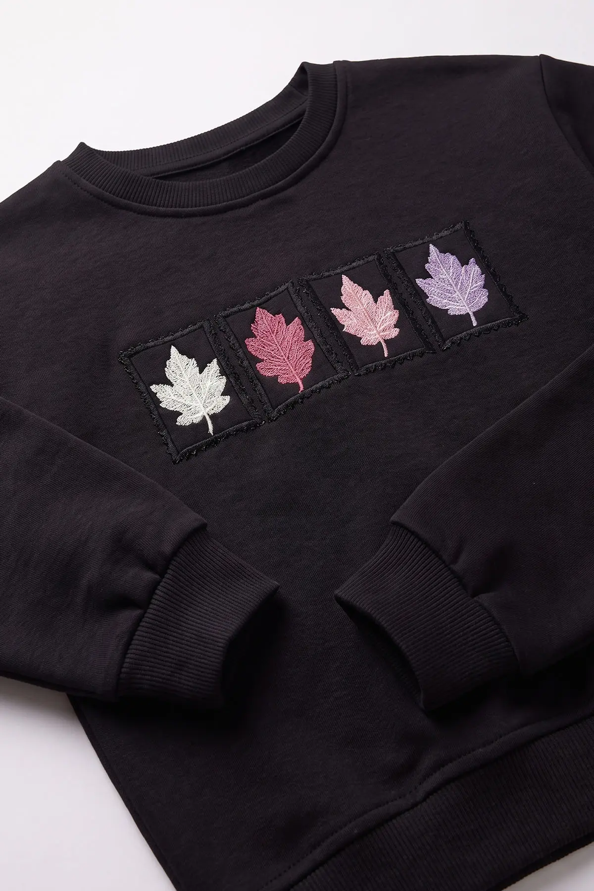 Siyah (3-12 Yaş) Yaprak Nakışlı 3 İp Şardonlu Kız Çocuk Sweatshirt 478772