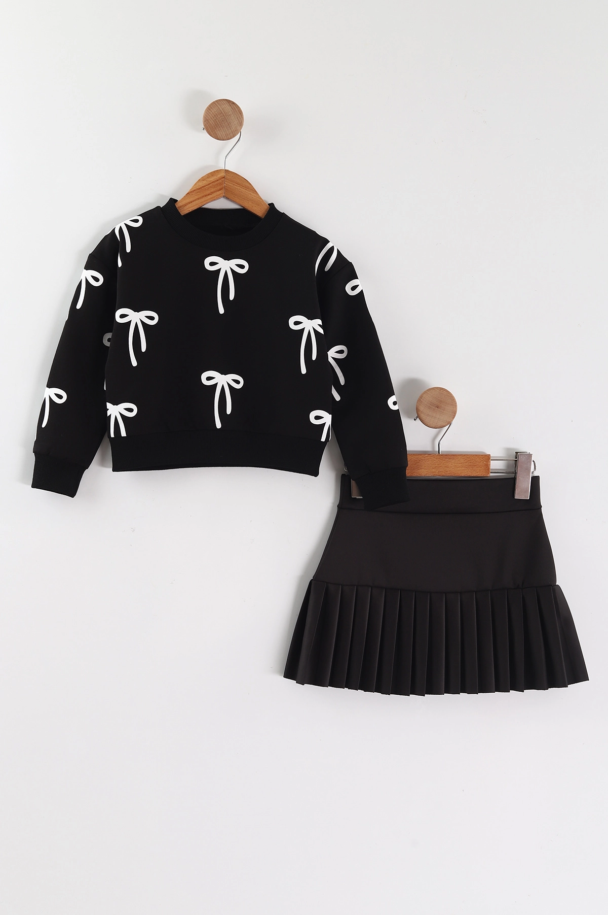 Siyah (4-12 Yaş)Fiyonklu Sweatshirt Plise Etekli Kız Çocuk Takım 444447