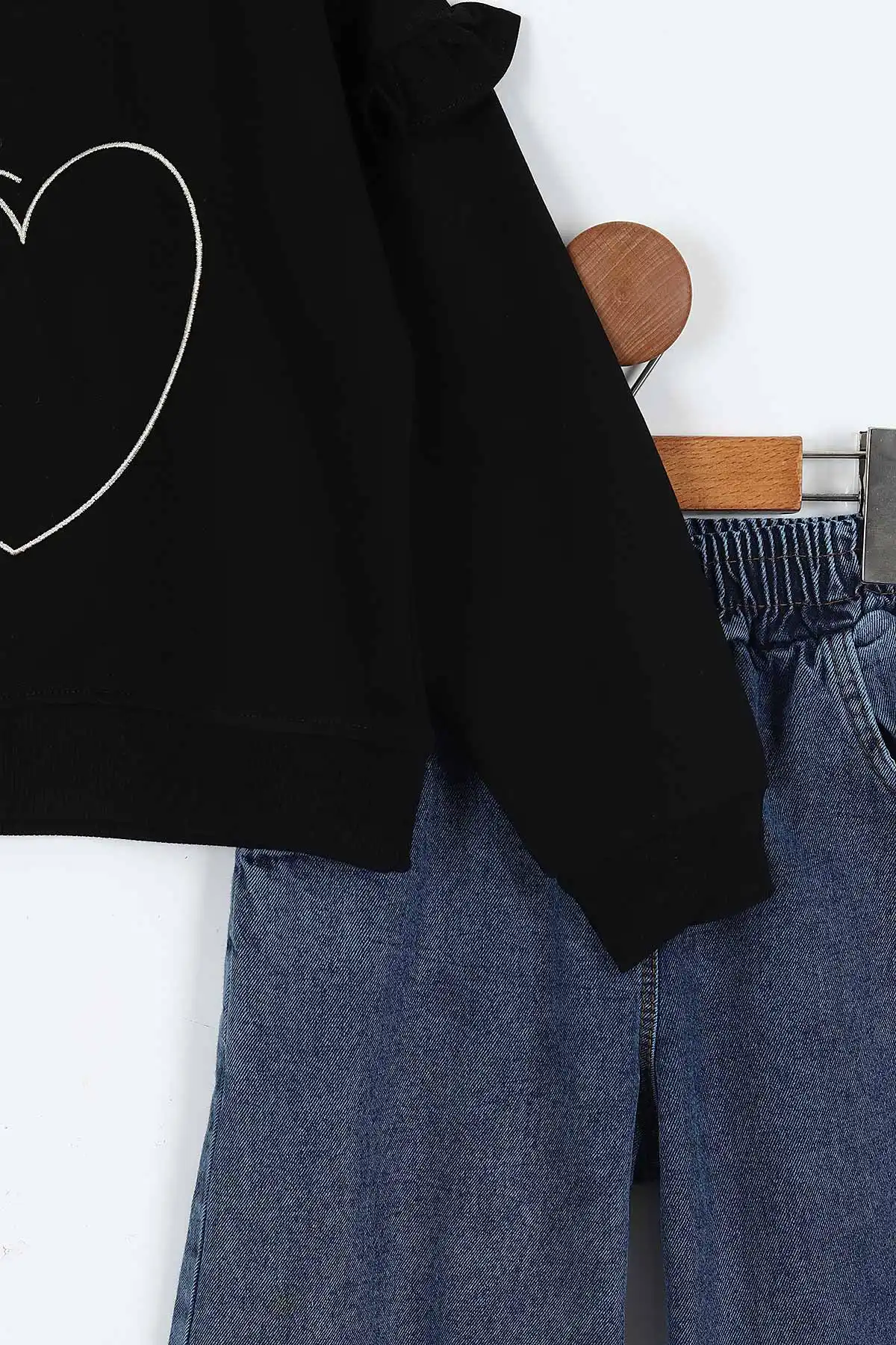 Siyah (5-10 Yaş) 3 Çiçek Aksesuarlı Kalp Nakışlı  Sweatli Bol Paça Kot Pantolonlu Kız Çocuk 2'li Takım 412770