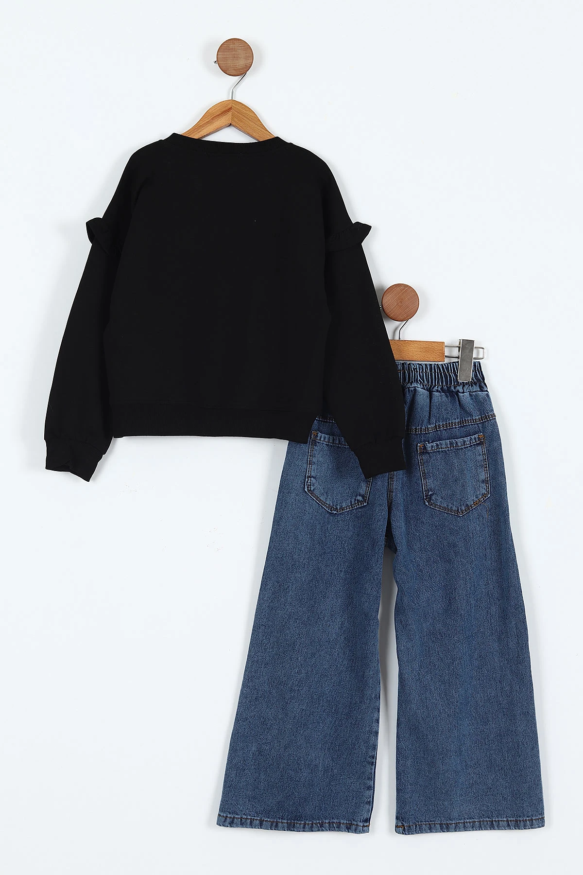 Siyah (5-10 Yaş) 3 Çiçek Aksesuarlı Kalp Nakışlı  Sweatli Bol Paça Kot Pantolonlu Kız Çocuk 2'li Takım 412770