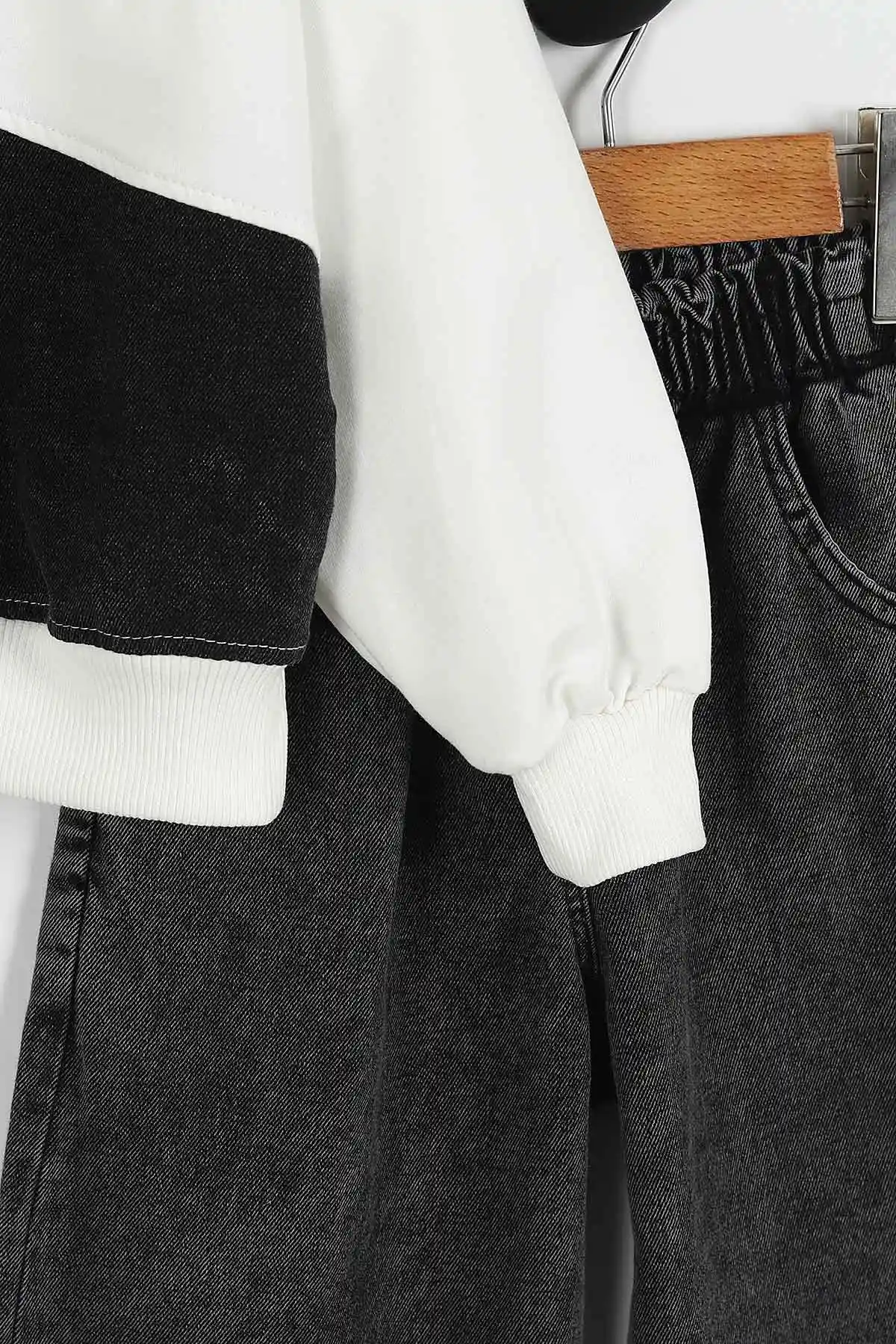 Siyah (5-10 Yaş) Çiçek Aksesuarlı Kot Pantolonlu Kız Çocuk Takım 422199
