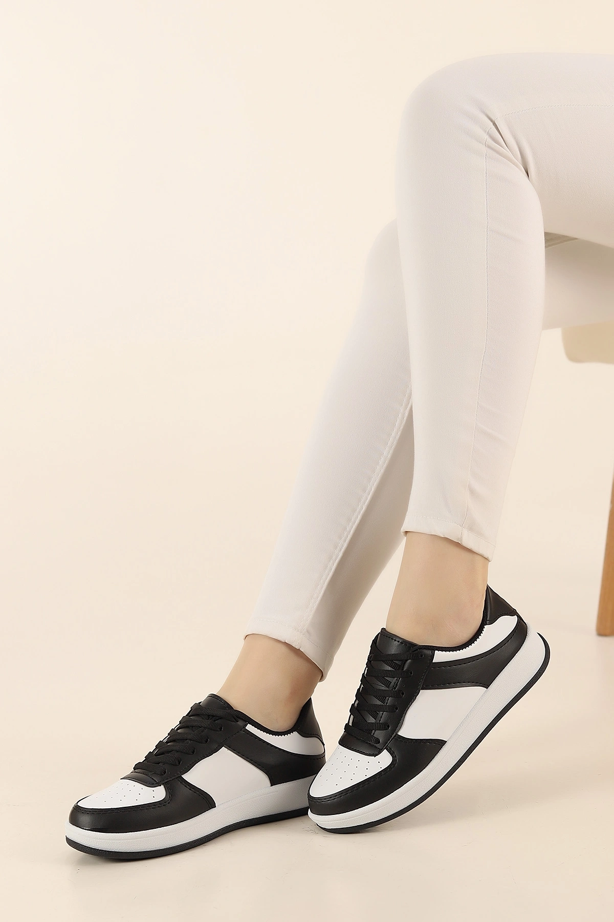 Siyah Beyaz Bağcıklı Kadın Spor Ayakkabı 422650