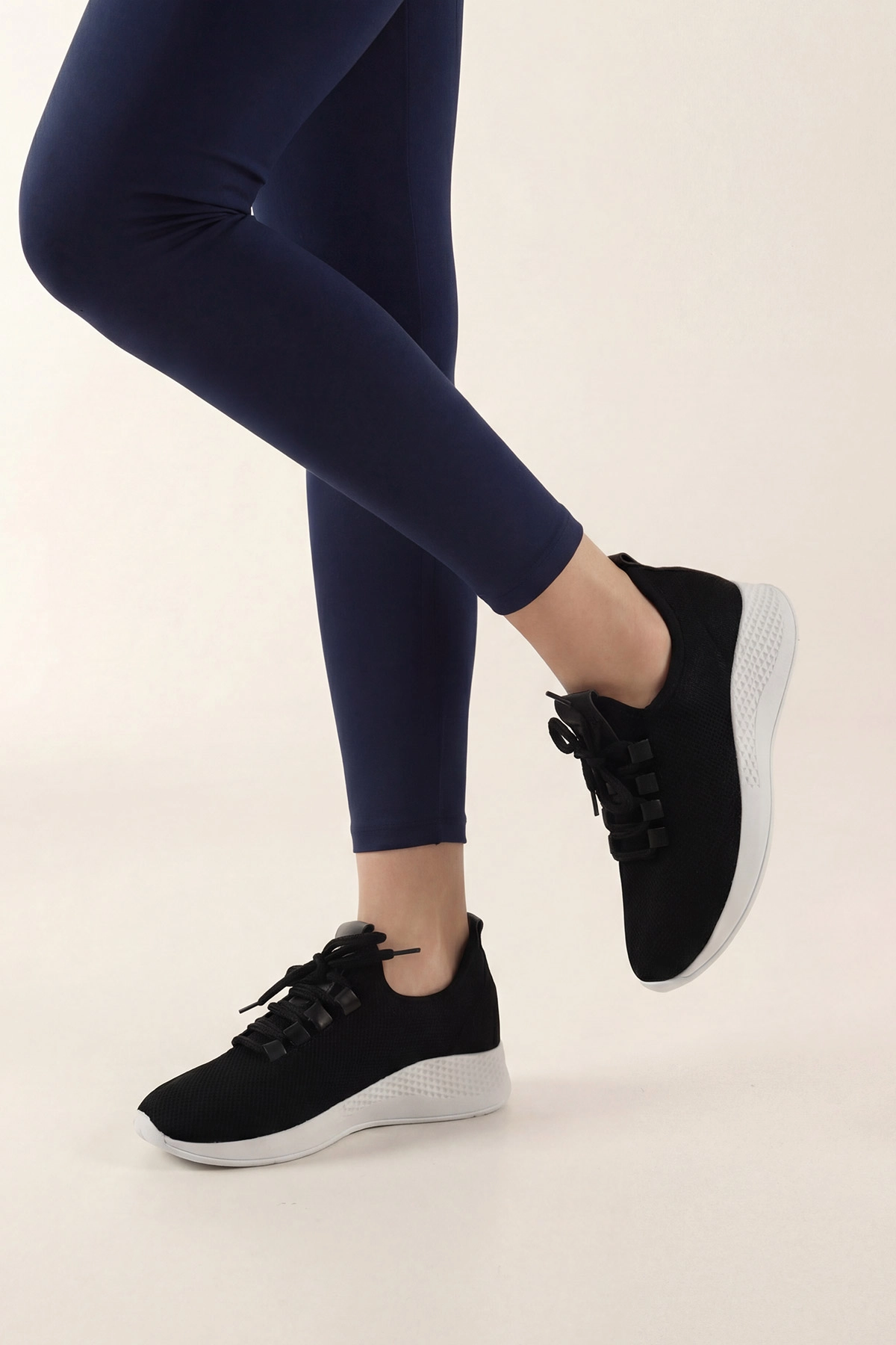 Siyah Beyaz Fileli Bağcıklı Spor Ayakkabı 439328