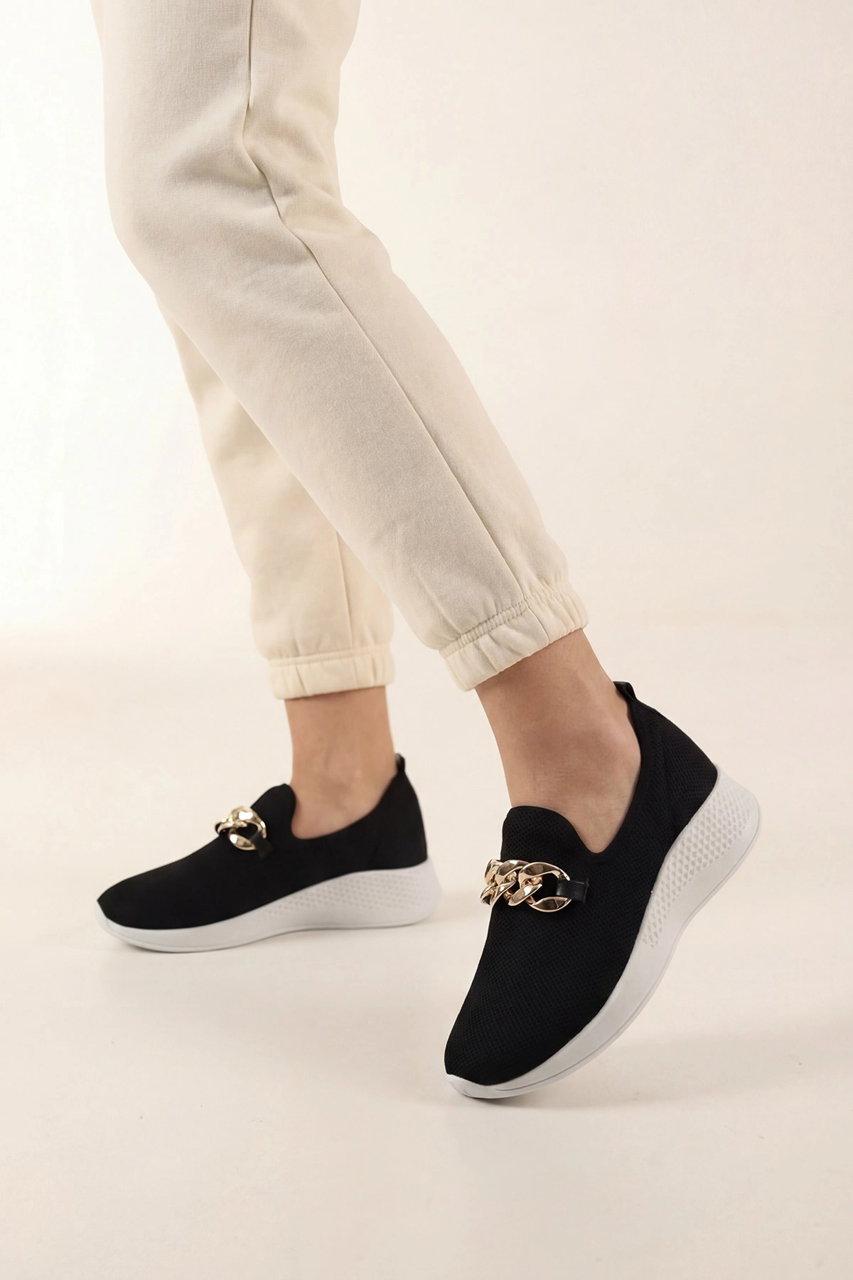 Siyah Beyaz Fileli Gold Toka Detay Spor Ayakkabı 438800
