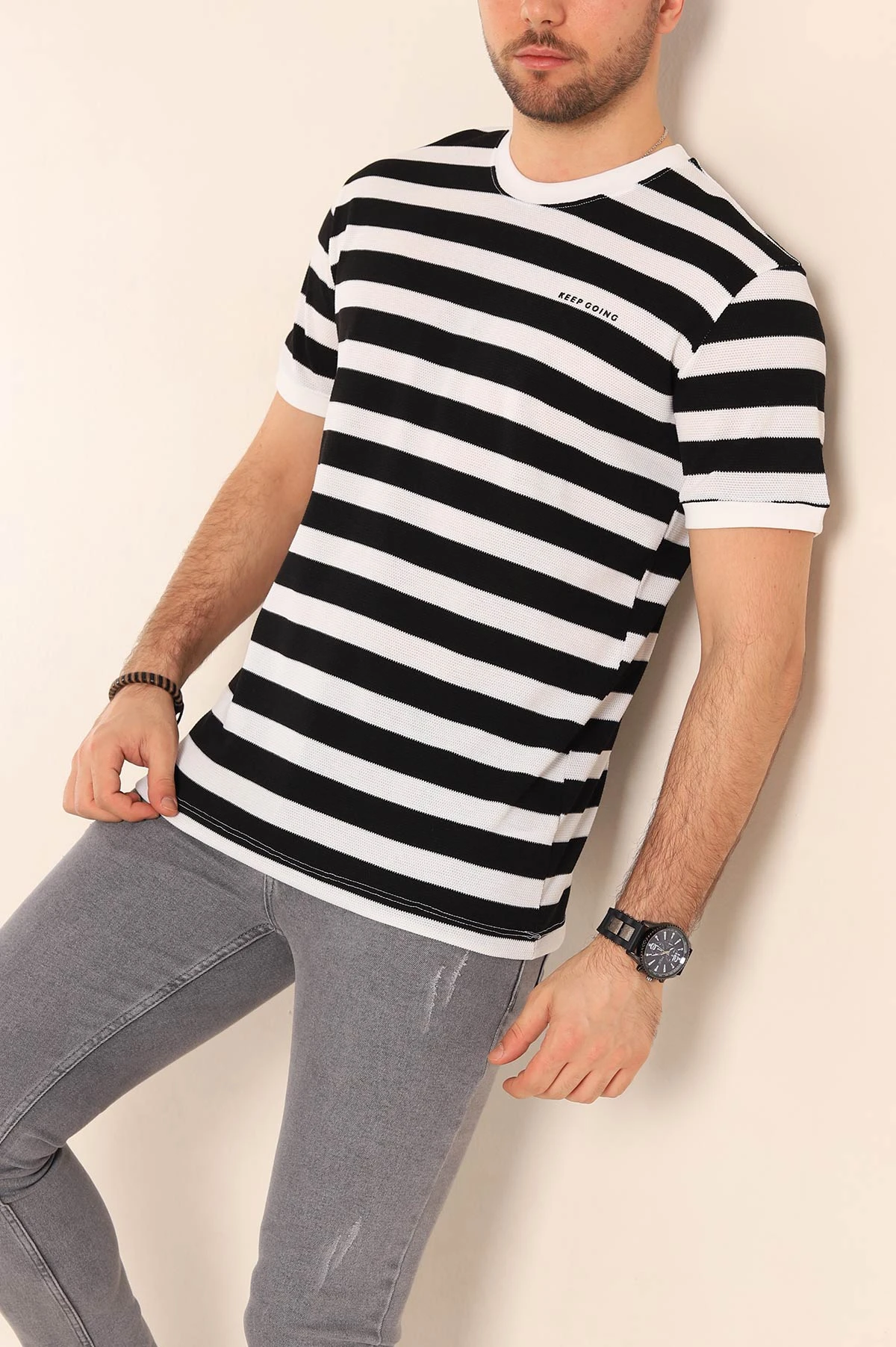 Siyah Beyaz Regular Fit Çizgili Yazı Detay Erkek Tişört 252184