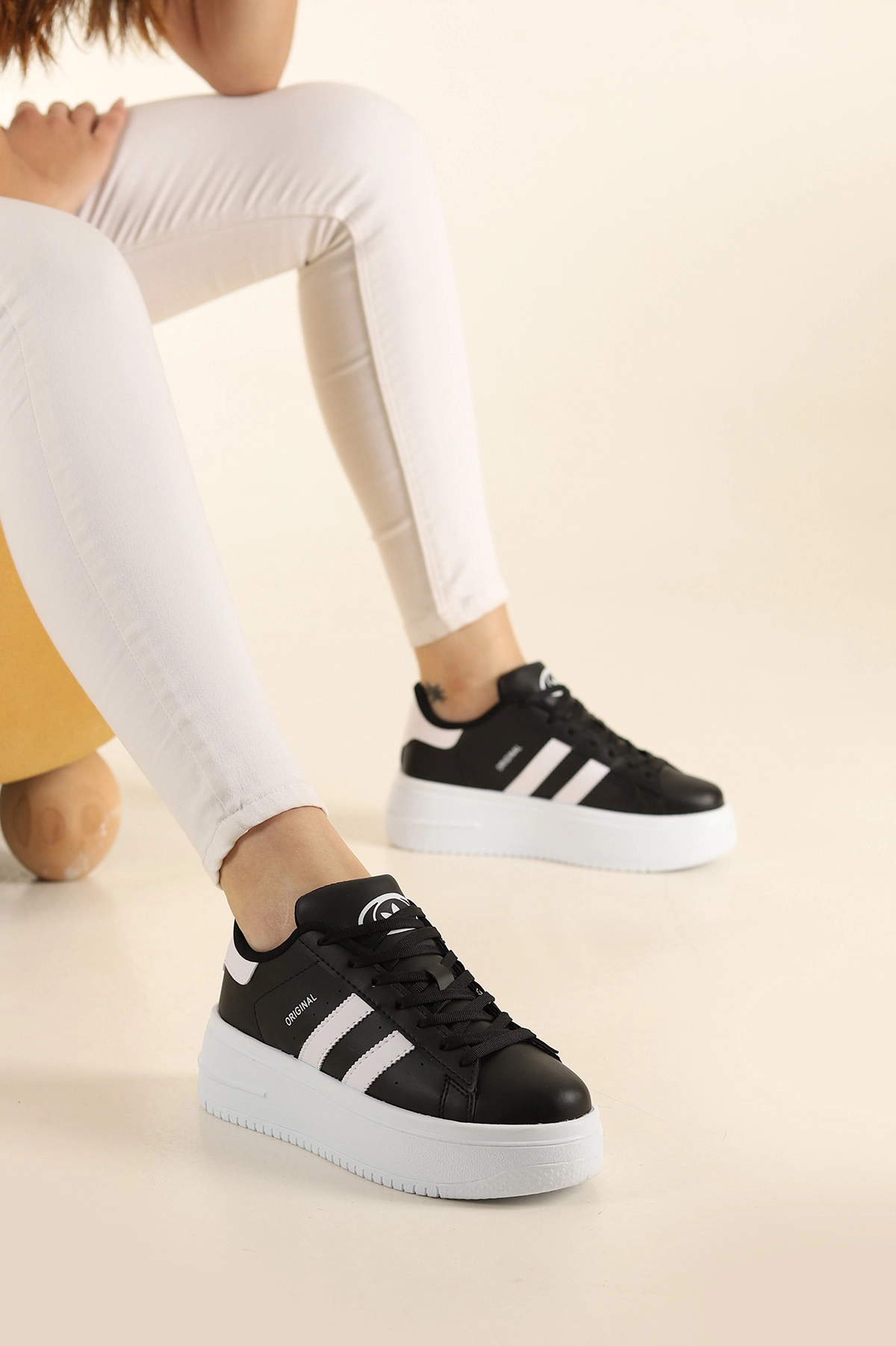 Siyah Beyaz Yüksek Taban Çizgili Bağcıklı Kadın Spor Ayakkabı 288663