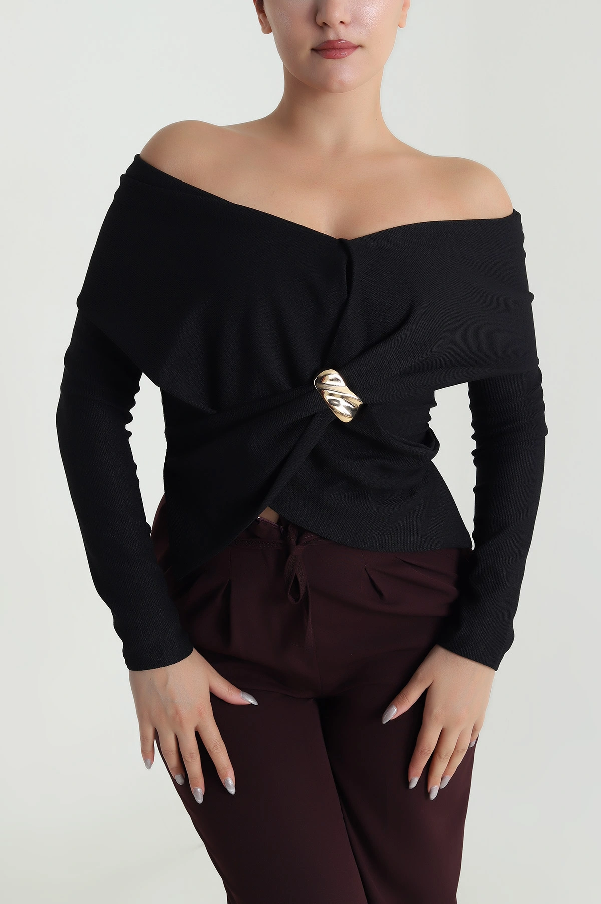 Siyah Broşlu Madonna Yaka Kadın Bluz 482845