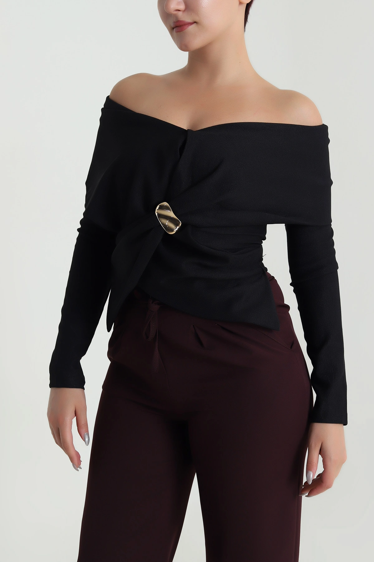 Siyah Broşlu Madonna Yaka Kadın Bluz 482845