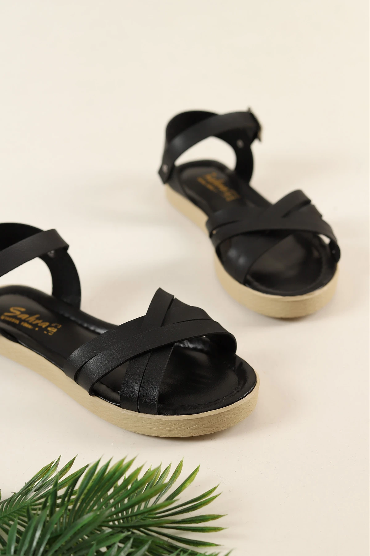 Siyah Çapraz Bantlı Düz Sandalet 260640