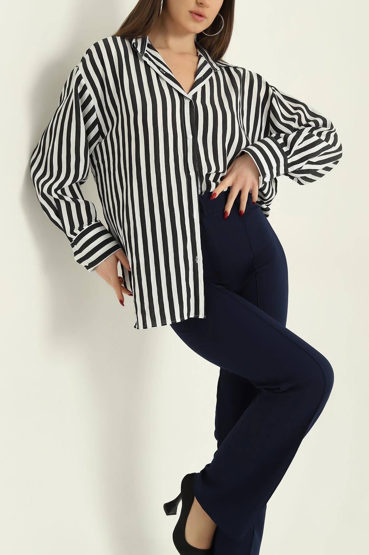 Siyah Çizgili Oversize Mikro Saten Gömlek 332411