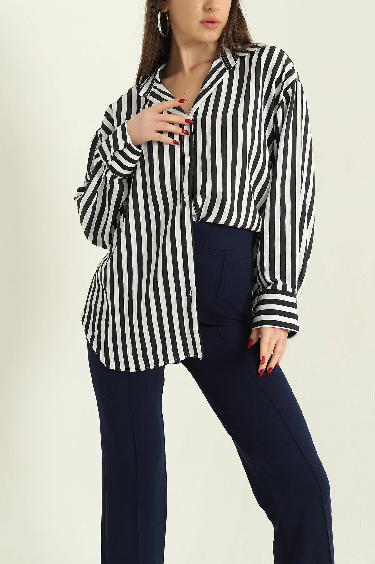 Siyah Çizgili Oversize Mikro Saten Gömlek 332411