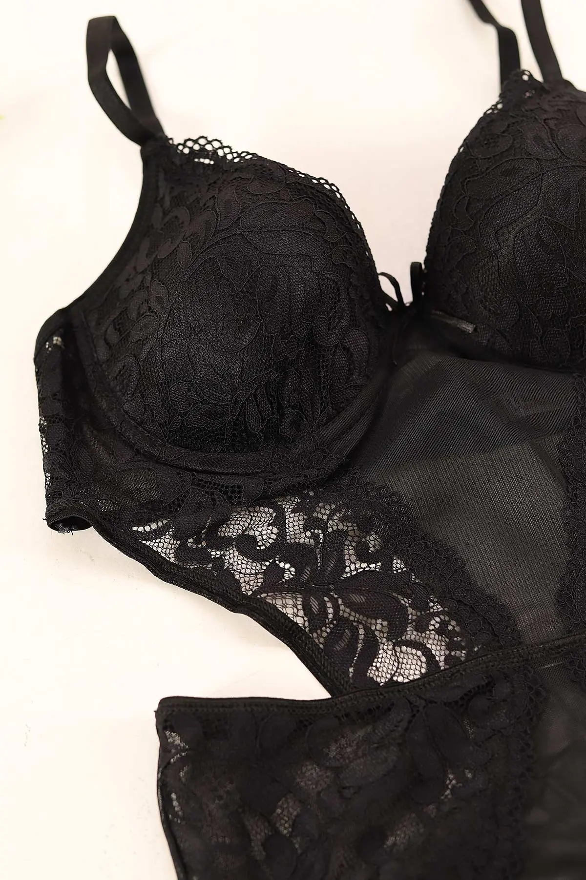 Siyah Dantel İşlemeli Desteksiz Bodysuit 380091