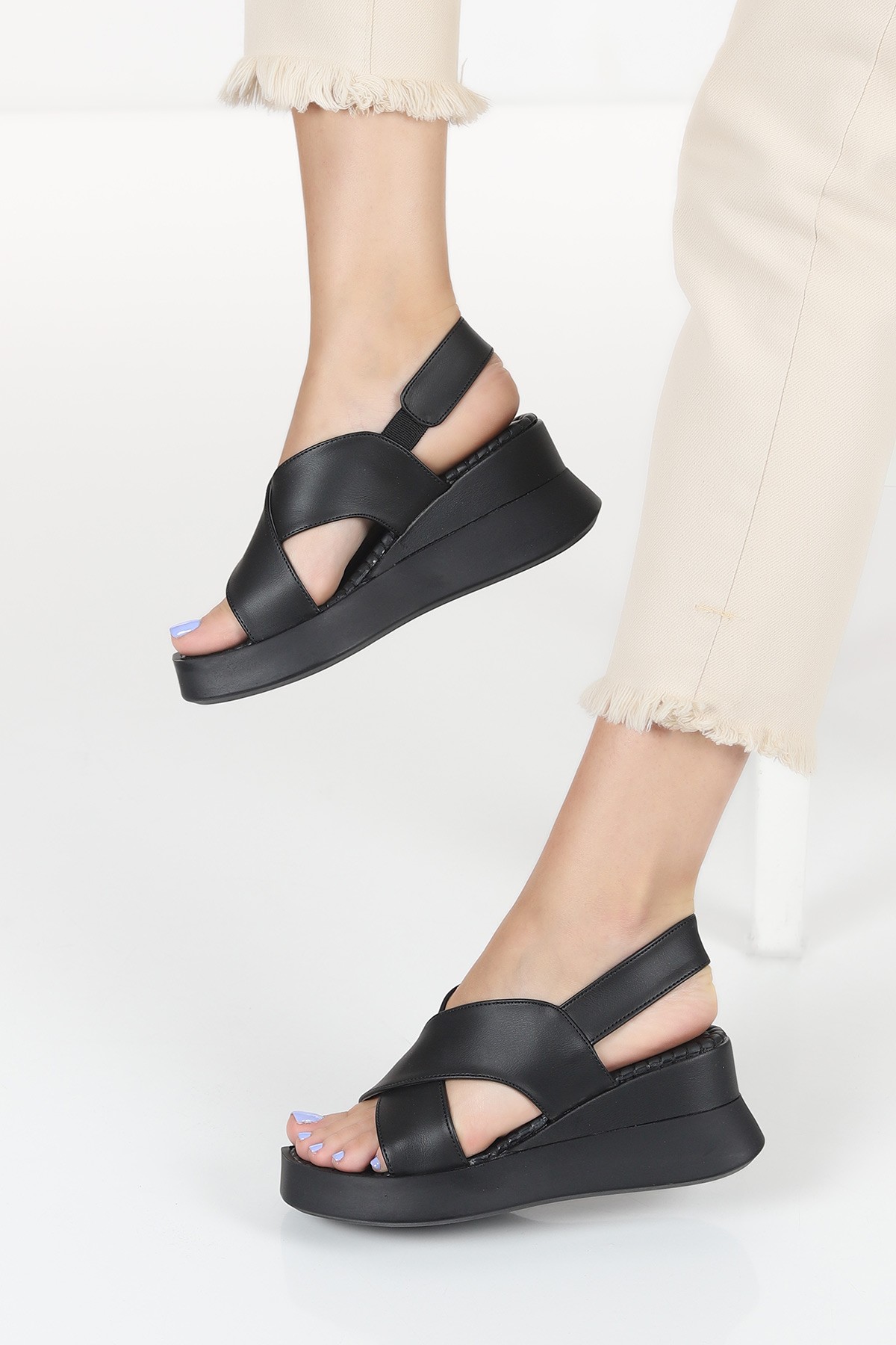 Siyah Dolgu Topuk Kadın Sandalet 115014