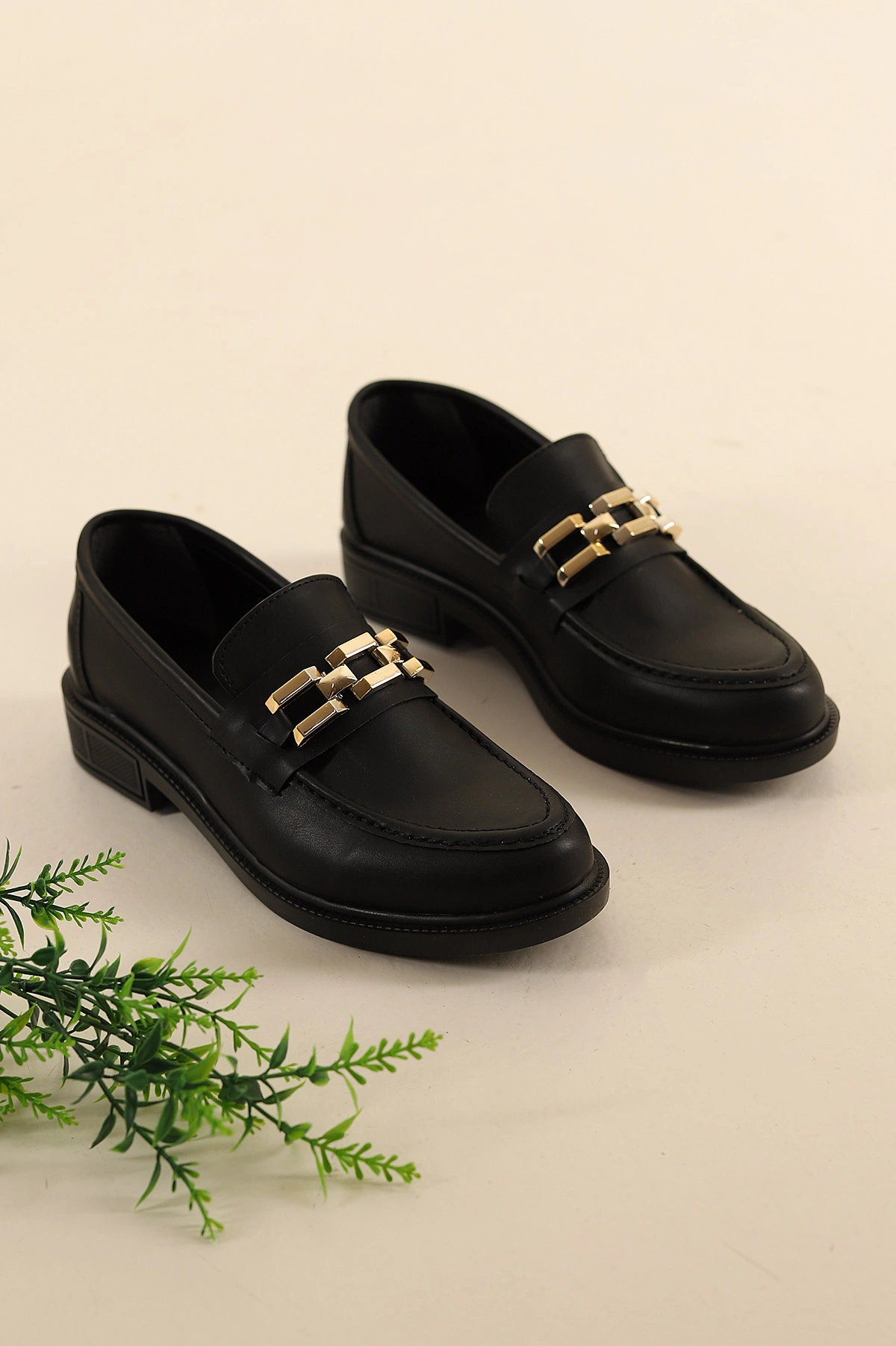 Siyah Gold Zincirli Kadın Loafer Ayakkabı 302414