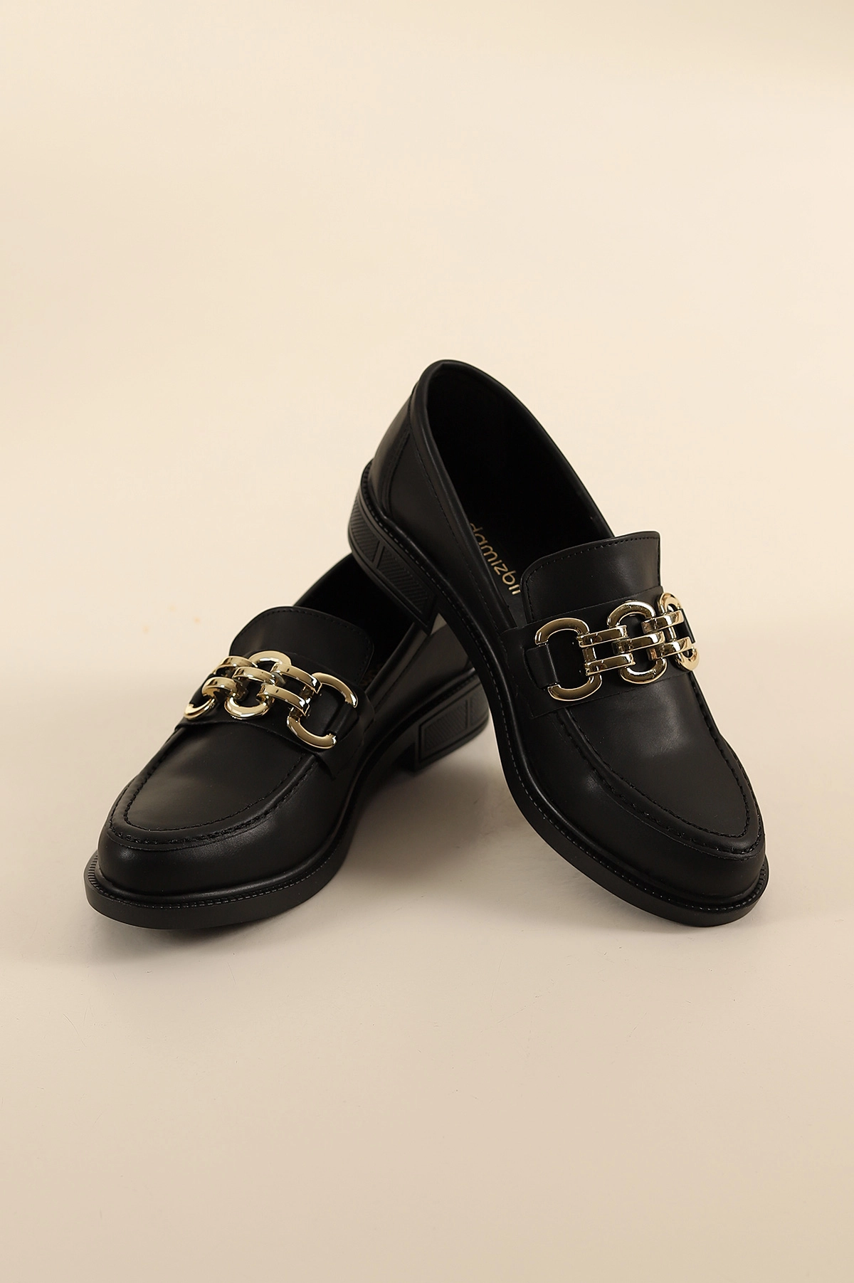 Siyah Gold Zincirli Kadın Loafer Ayakkabı 302847