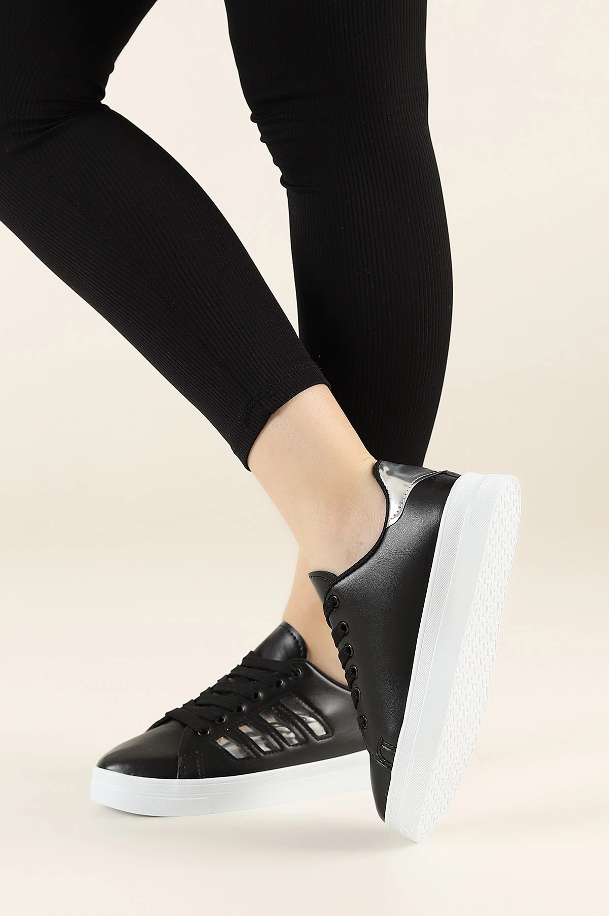 Siyah Gümüş Çizgili Bağcıklı Spor Ayakkabı 236313