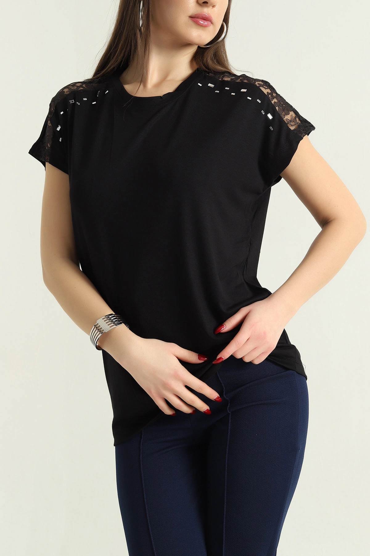 Siyah Güpürlü Taşlı Çilek Kumaş Bluz 334558
