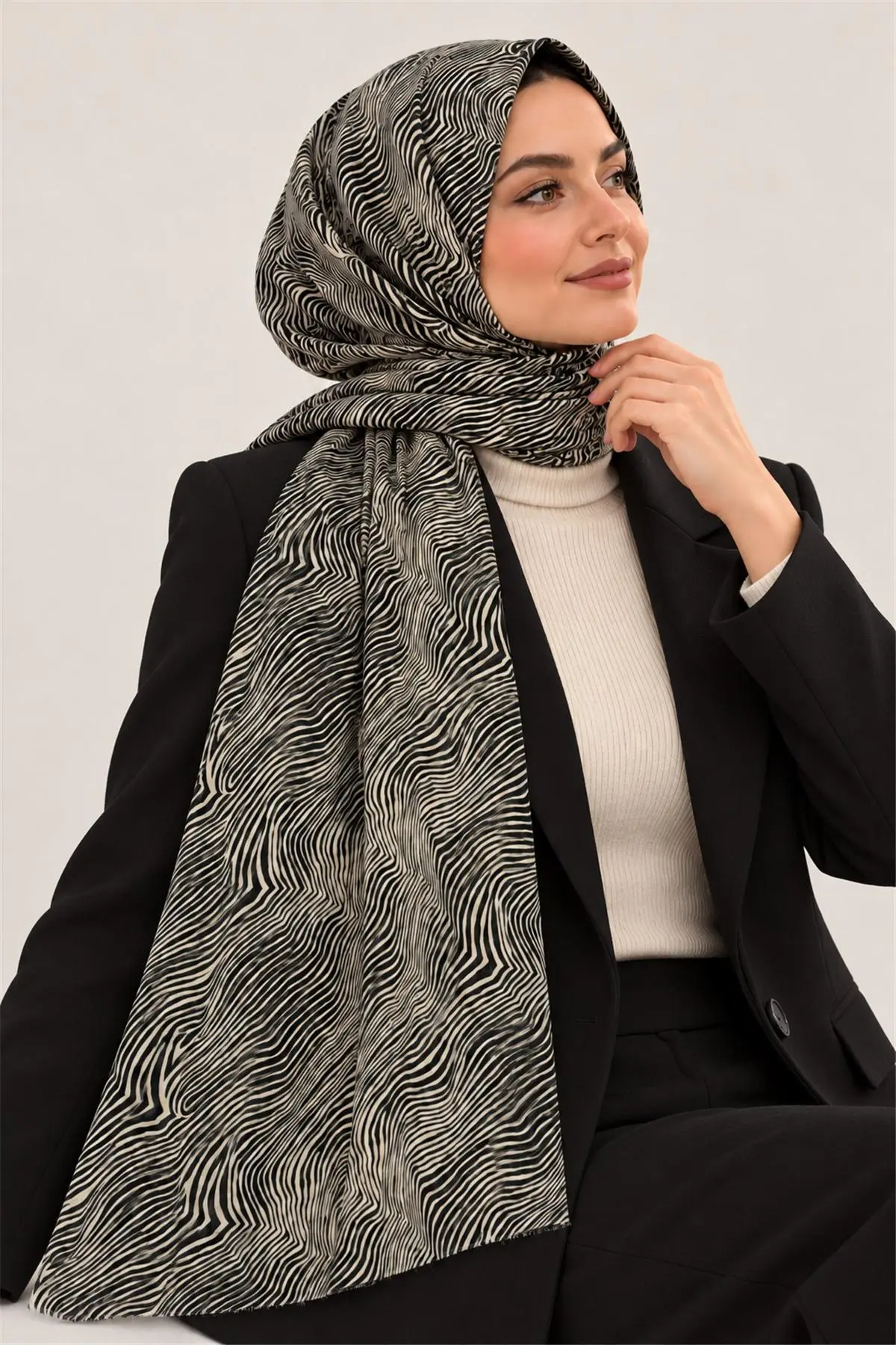 Siyah İthal Çift Tarafı Baskılı Yumuşak Dokulu Çizgi Desenli Püsküllü Kadın Şal 90x180 cm 498742